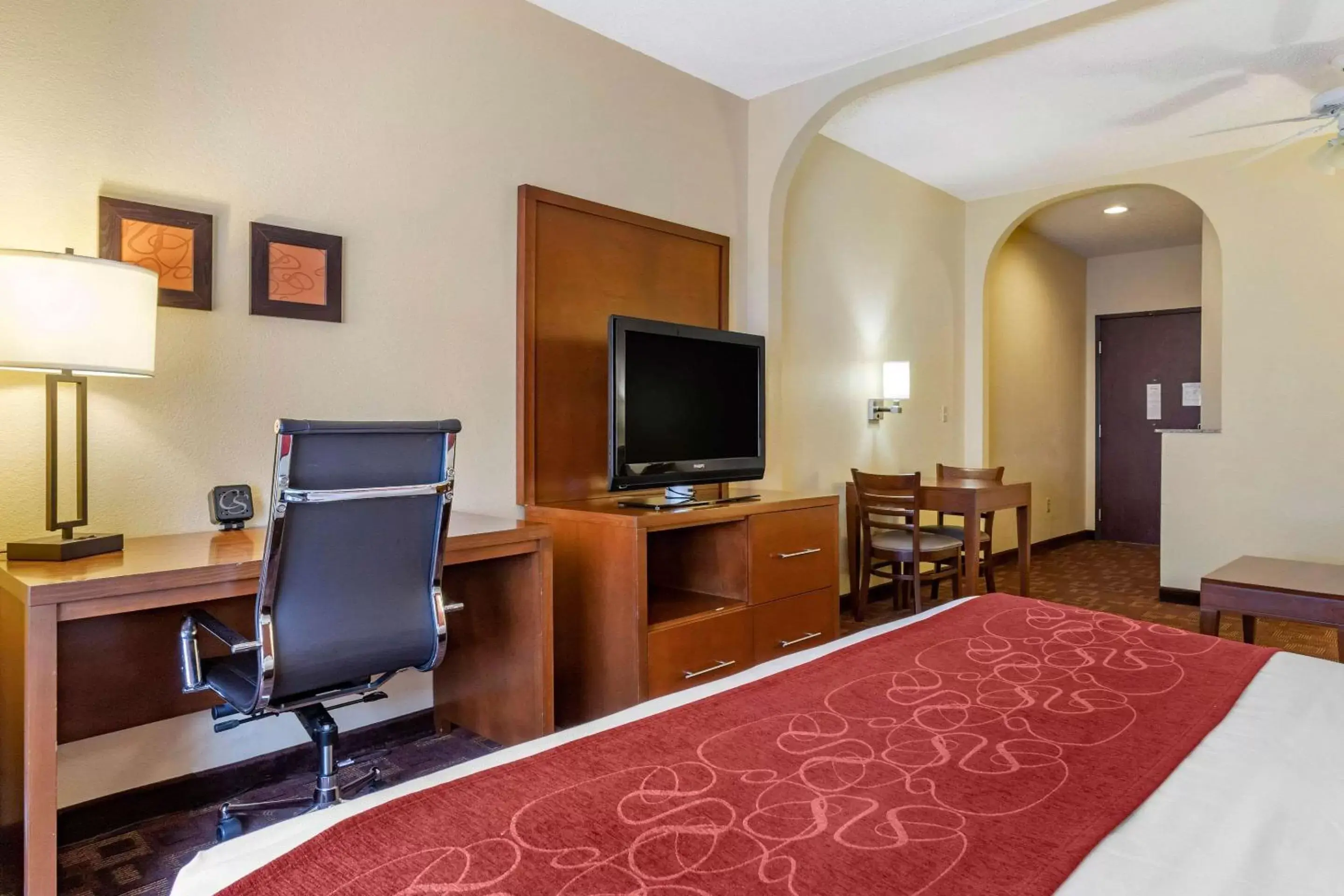 Photo of the whole room, TV/Entertainment Center in Comfort Suites Houston Galleria