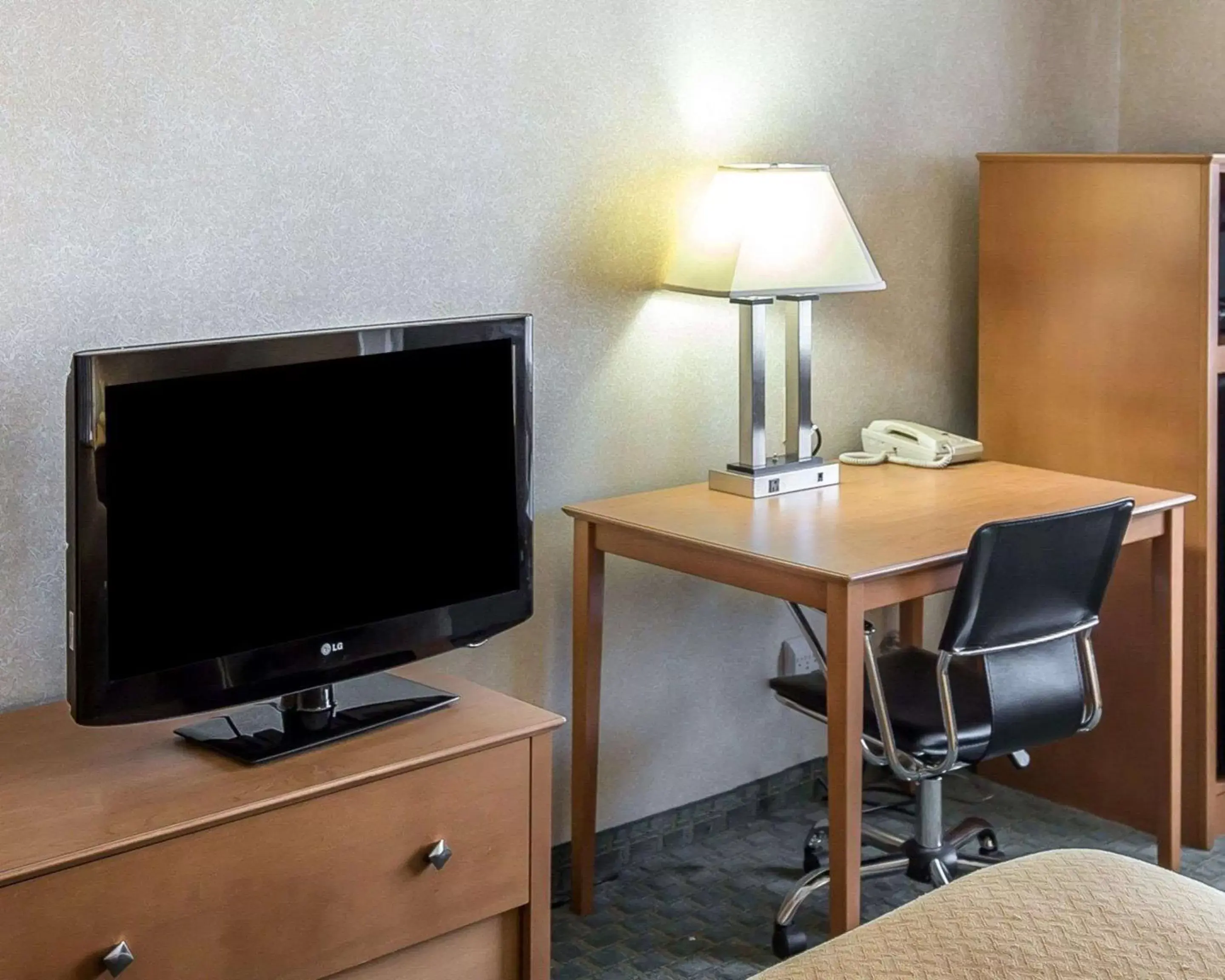 Photo of the whole room, TV/Entertainment Center in Quality Inn at Collins Road - Cedar Rapids