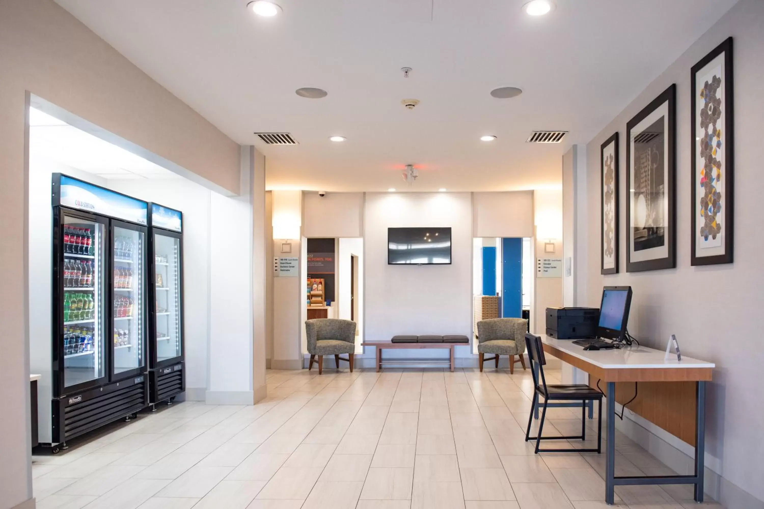 Property building, Seating Area in Holiday Inn Express Hotel & Suites Chester, an IHG Hotel