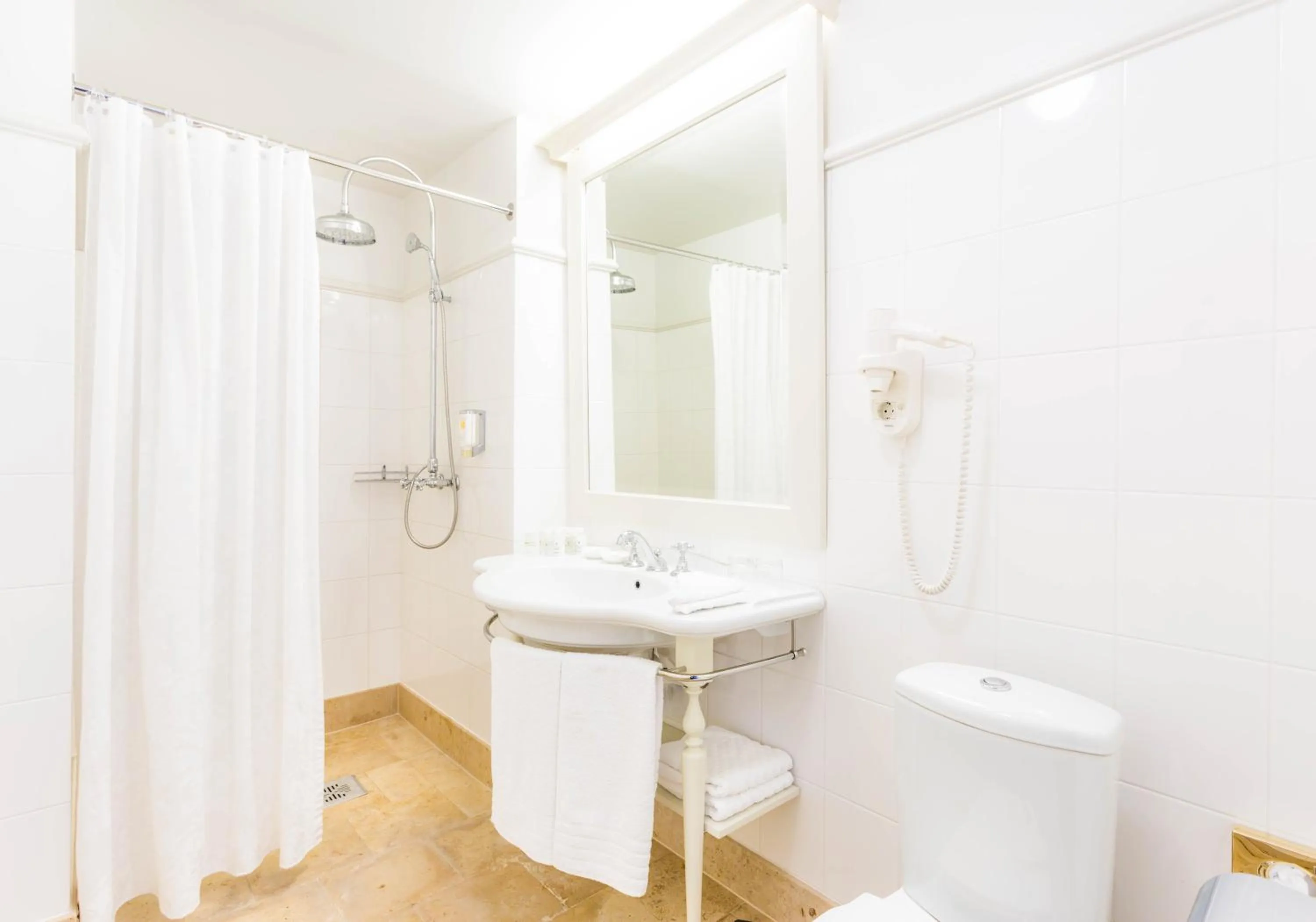 Shower in Villa Ammende Restaurant and Hotel