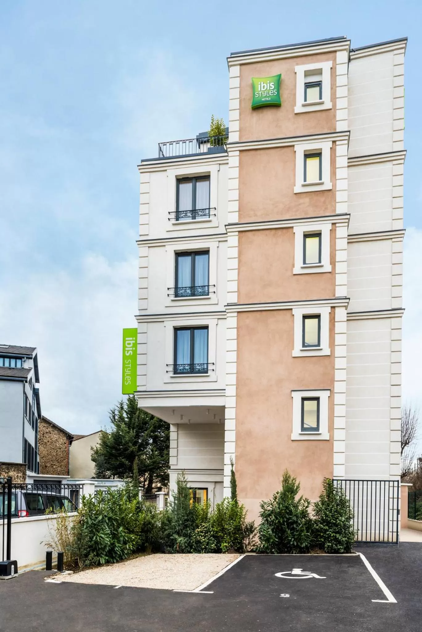 Property building in ibis Styles Clamart Gare Grand Paris