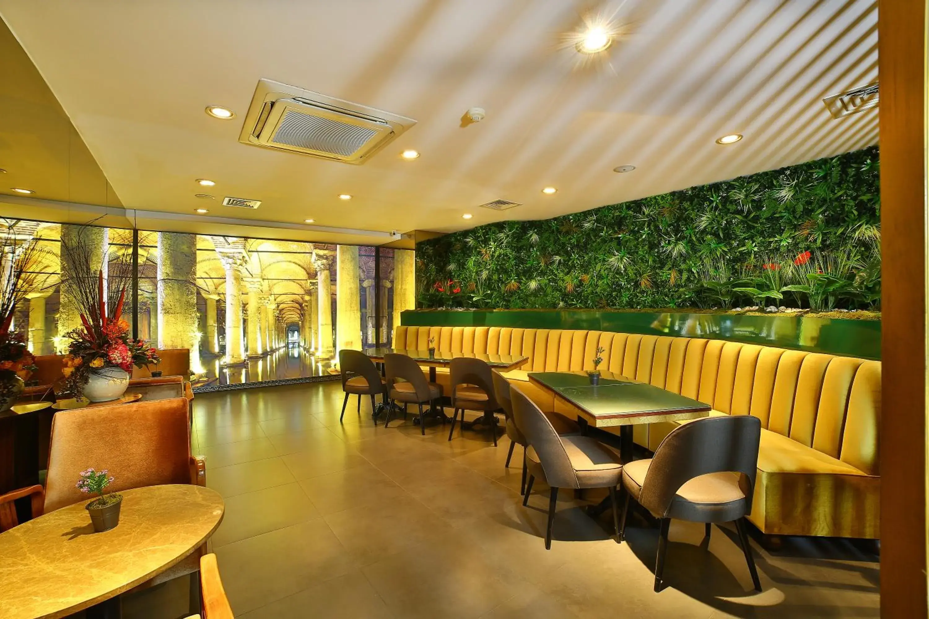 Lobby or reception, Lounge/Bar in All Seasons Hotel