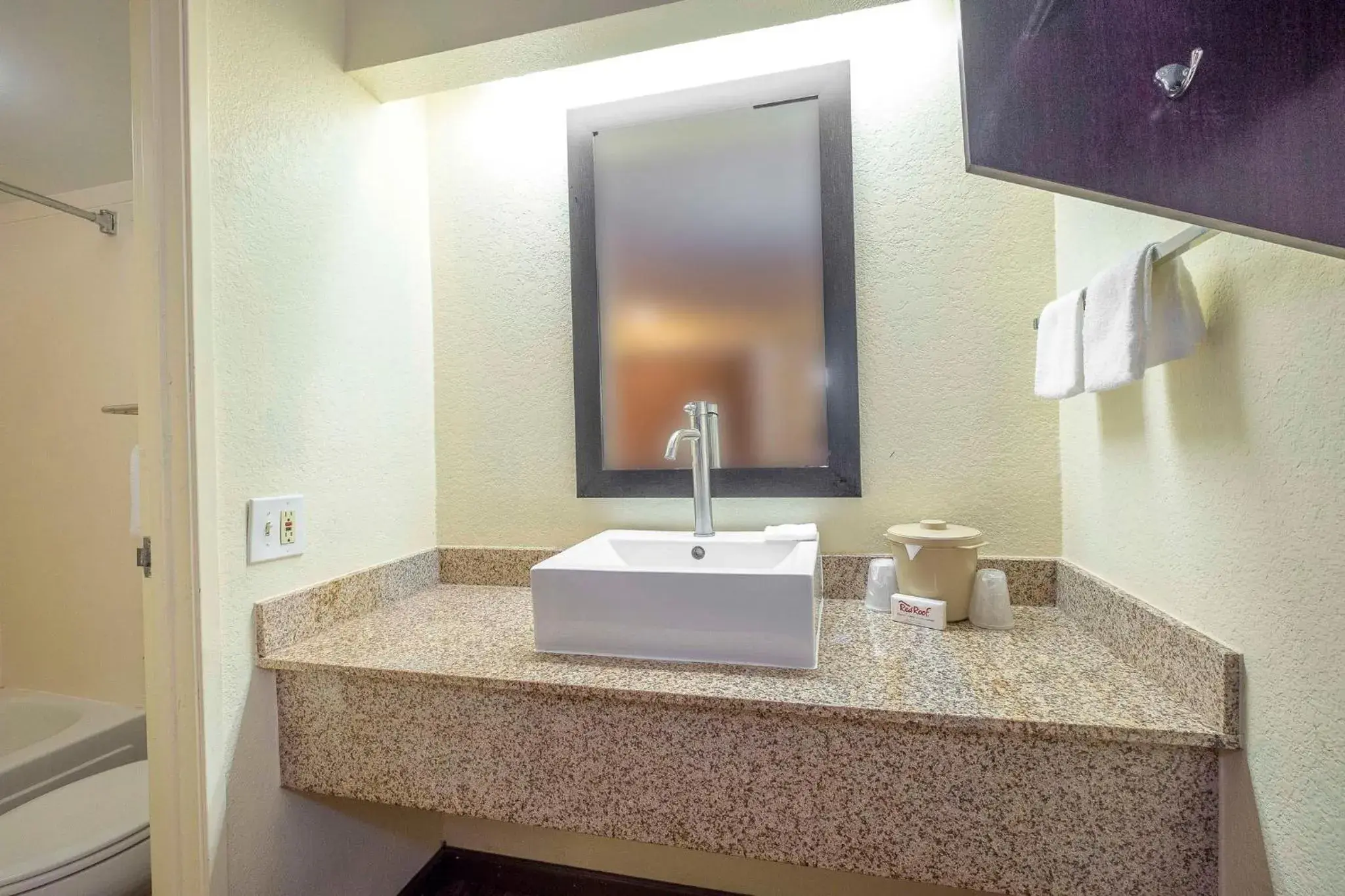 Bathroom in Red Roof Inn Jackson North – Ridgeland