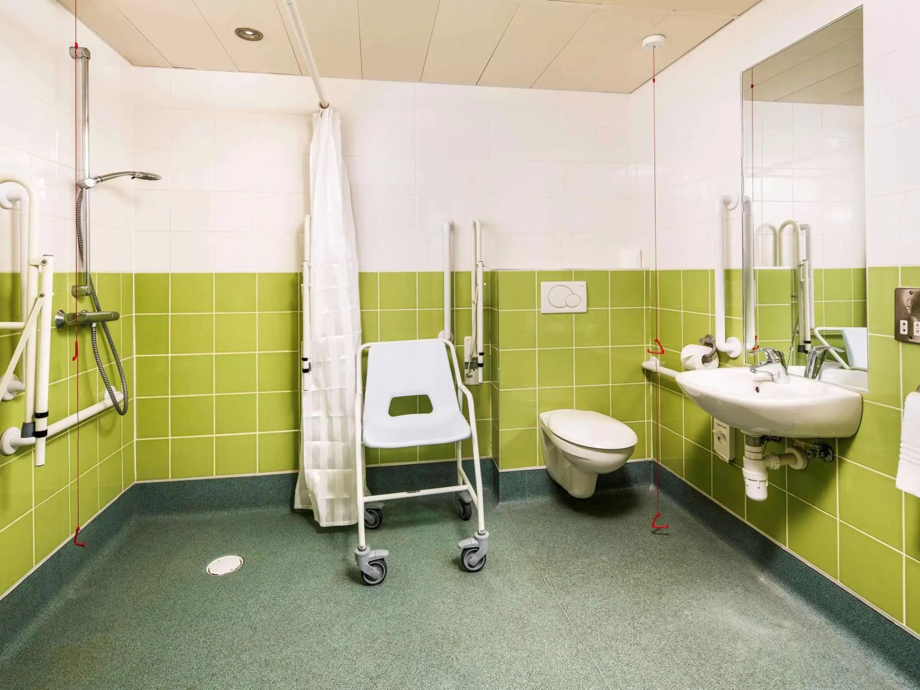 Photo of the whole room, Bathroom in ibis budget Southampton Centre