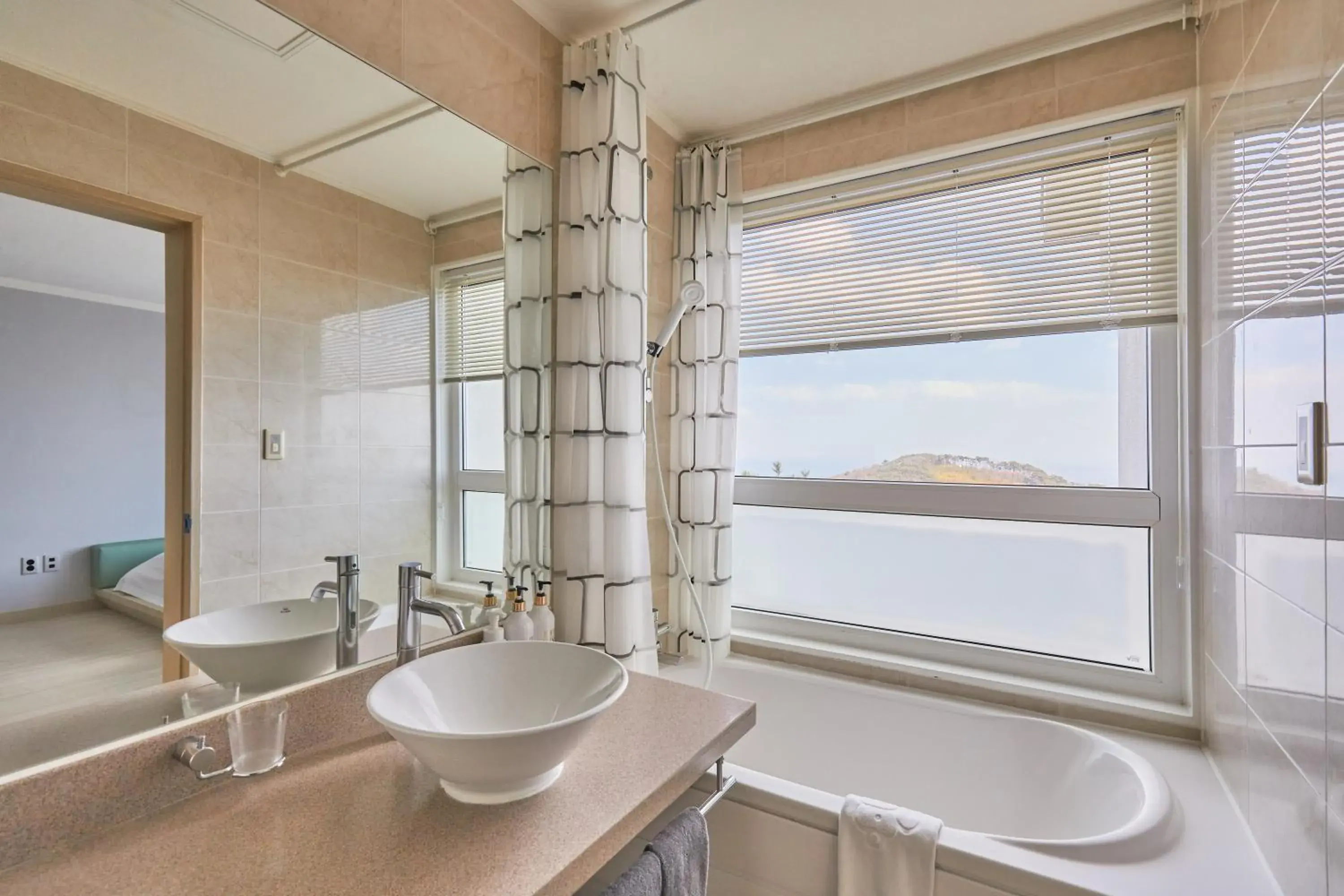 Shower, Bathroom in Mauna Ocean Resort