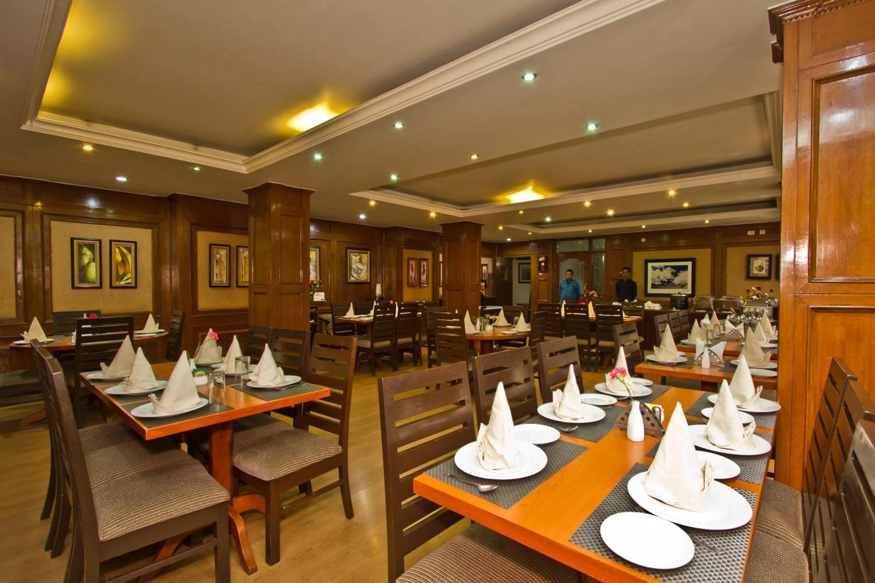 Restaurant/places to eat in Hotel Broadways Inn