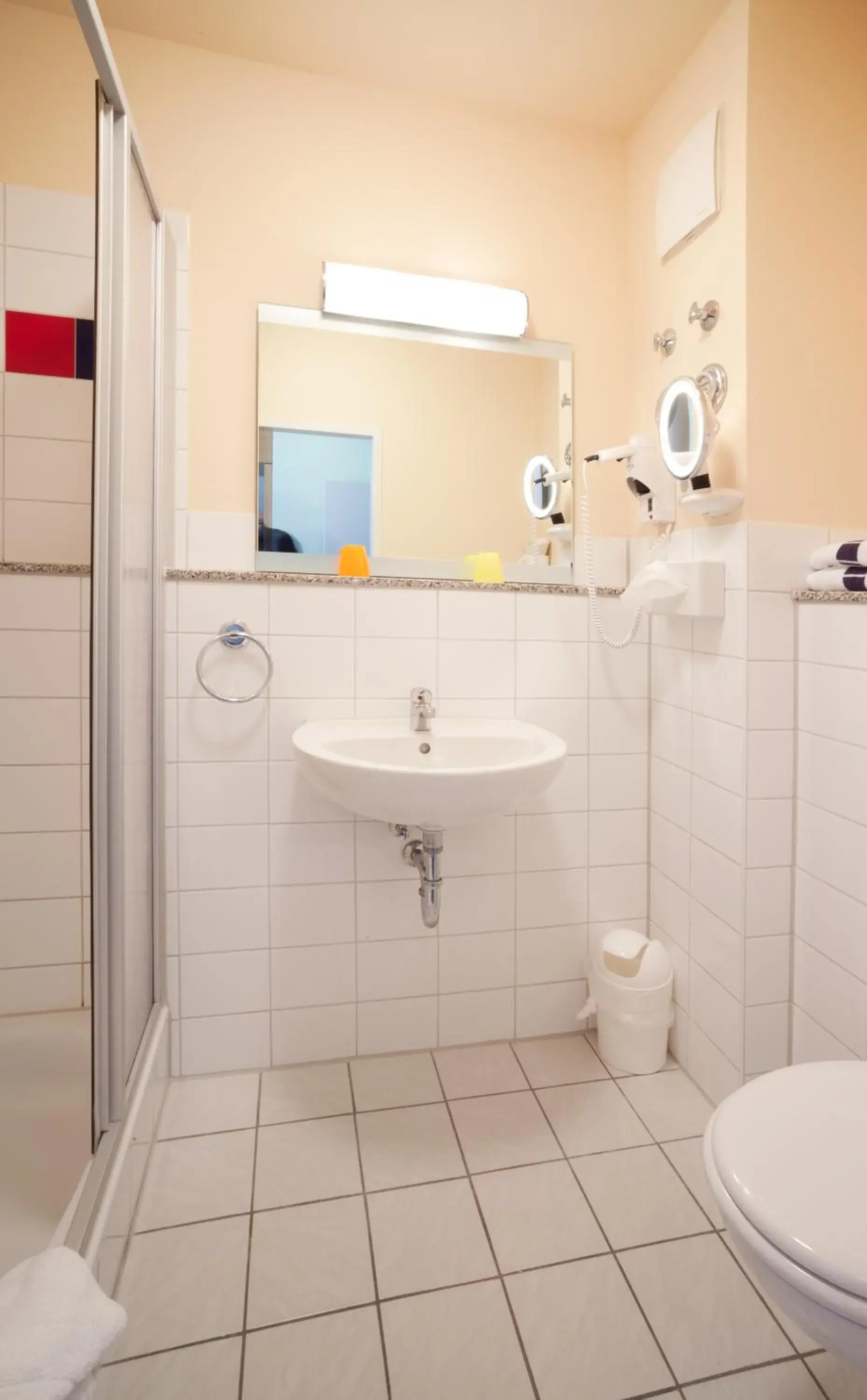 Shower, Bathroom in Hotel Hanseport Hamburg