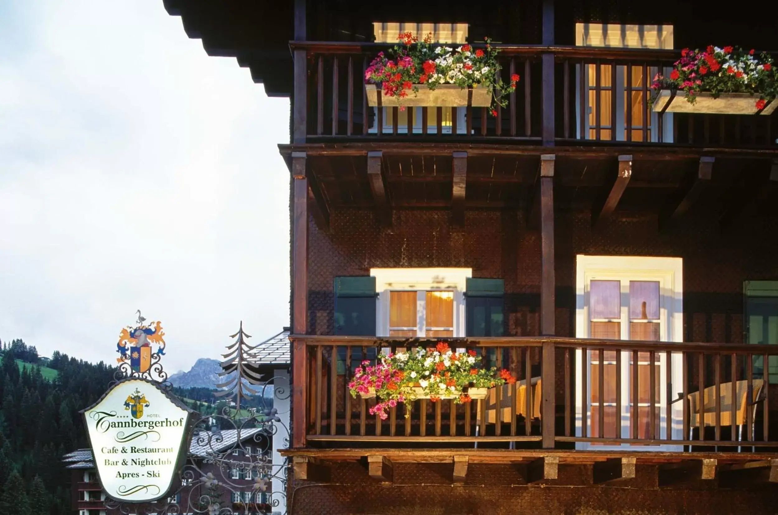 Property Building in Hotel Tannbergerhof im Zentrum von Lech