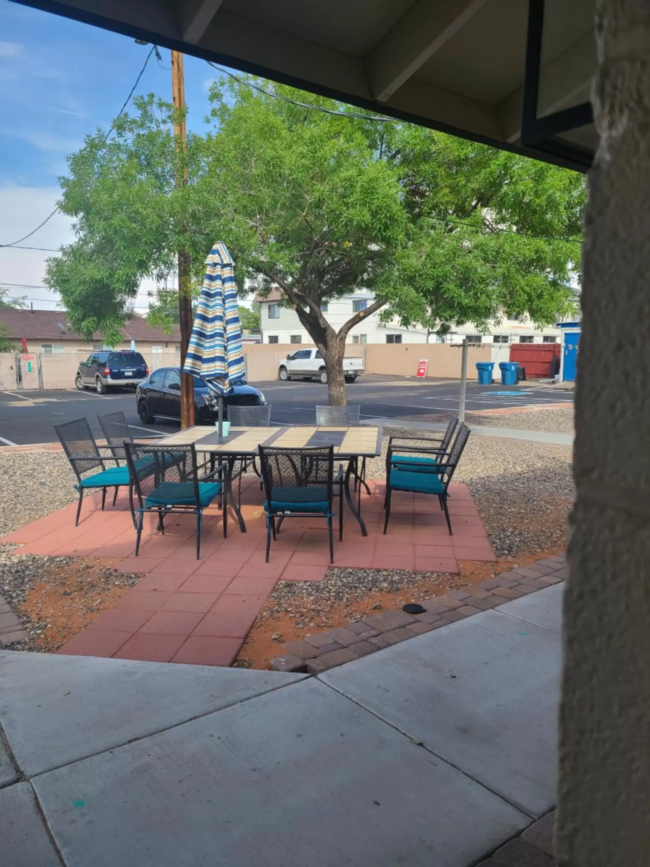 Patio, Restaurant/Places to Eat in Red Rock Motel