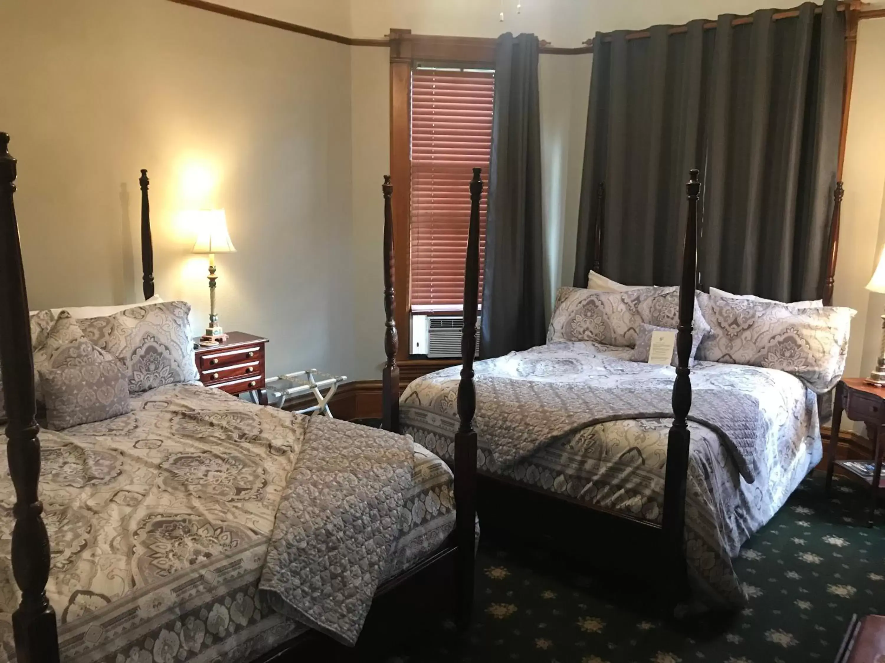 Bed in The Campbell House Inn