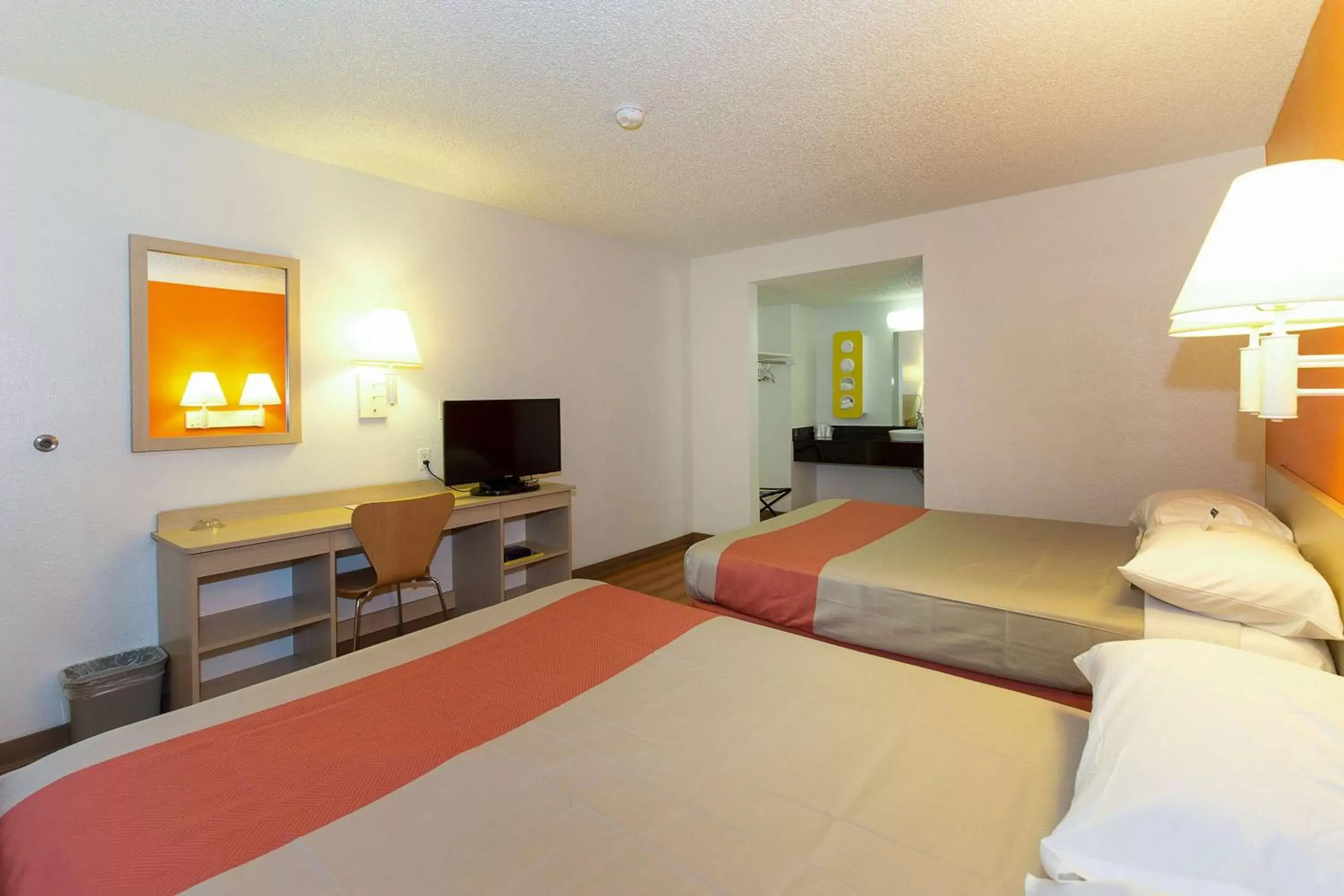TV and multimedia, Room Photo in Motel 6 Hayward, CA- East Bay