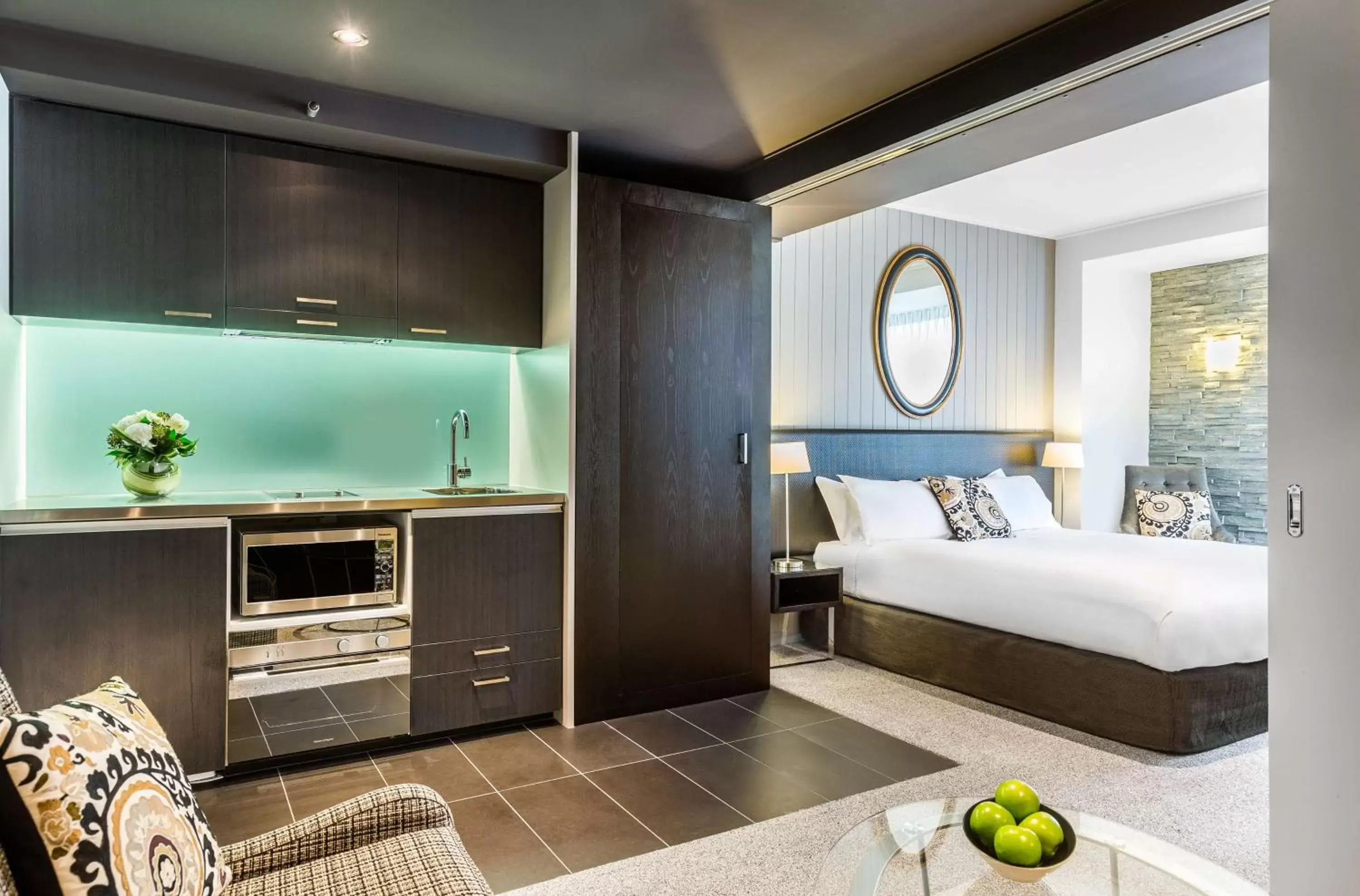 Bed, TV/Entertainment Center in DoubleTree by Hilton Queenstown