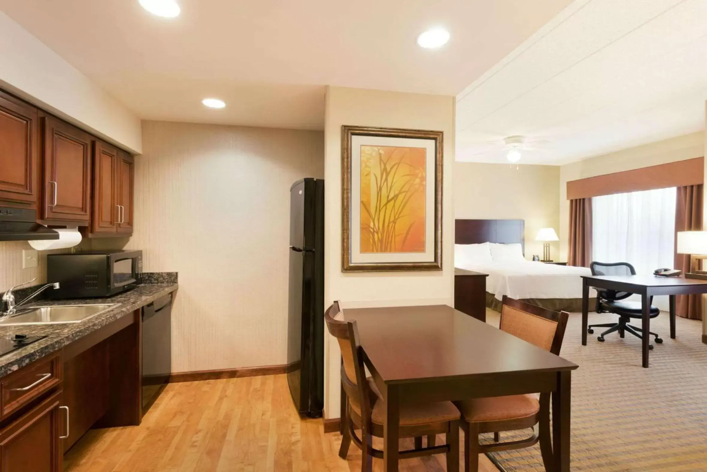 Kitchen or kitchenette, Dining Area in Homewood Suites New Brighton