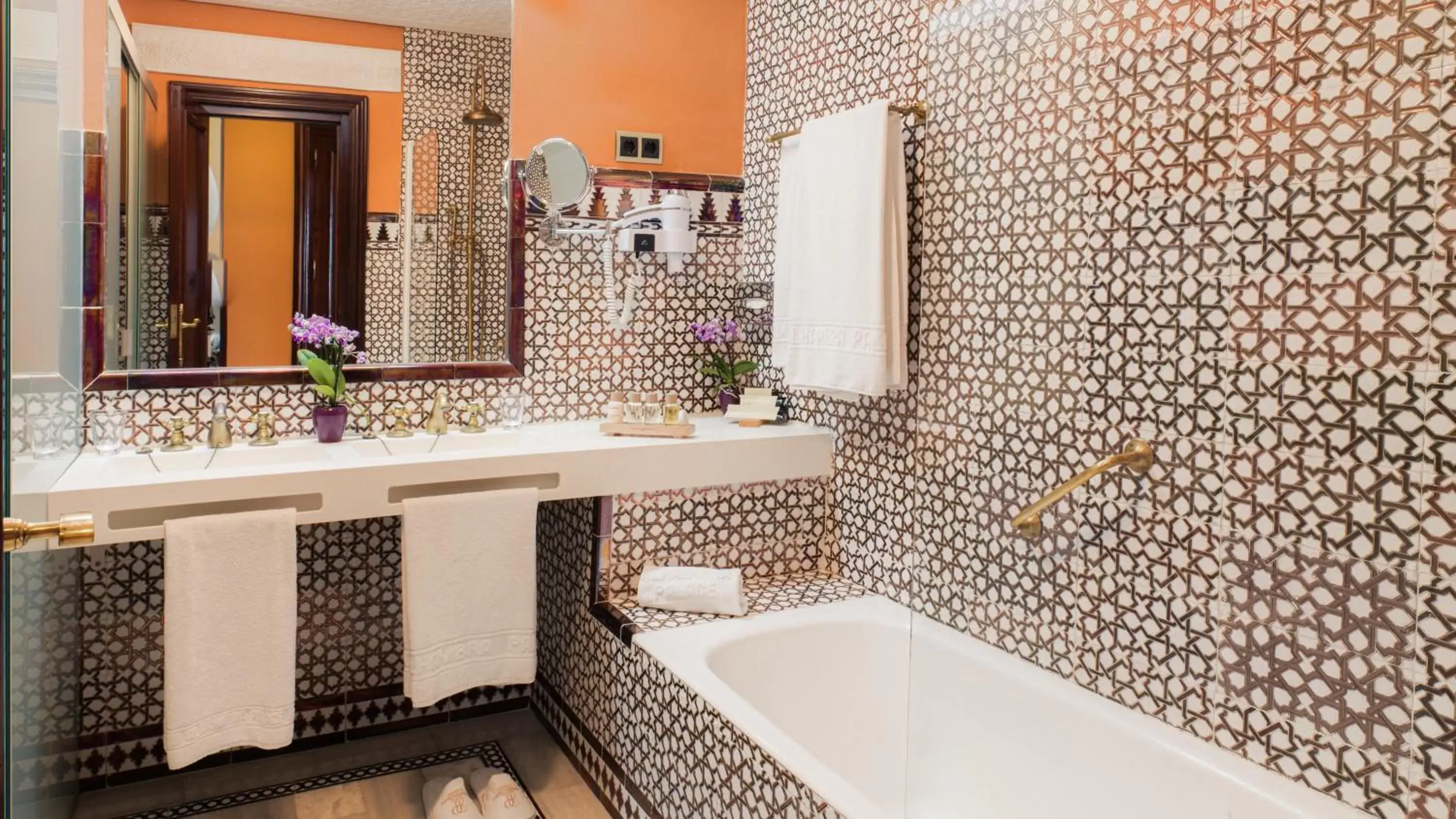 Bathroom in Alhambra Palace Hotel