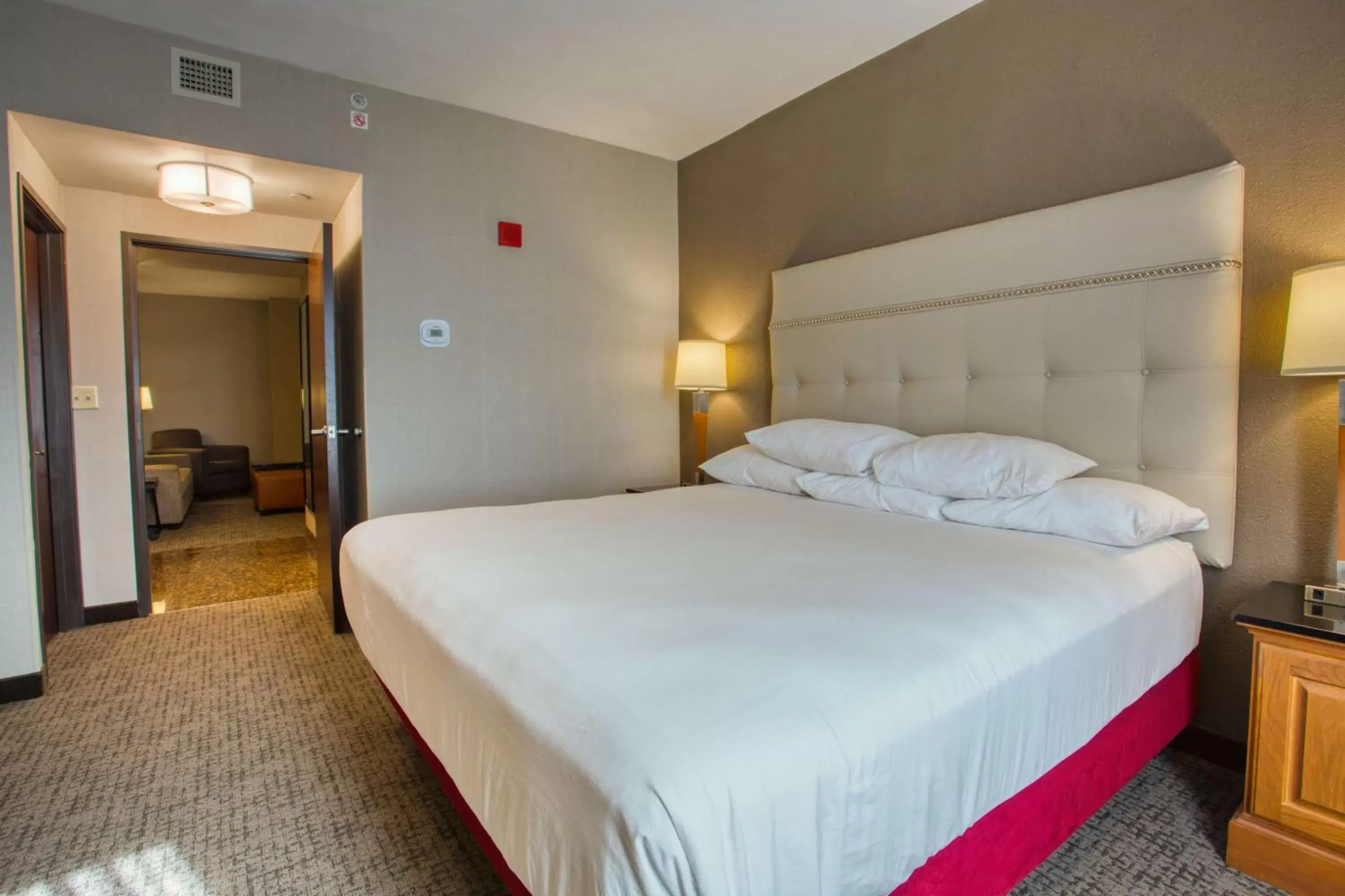 Photo of the whole room, Bed in Drury Inn & Suites San Antonio Near La Cantera