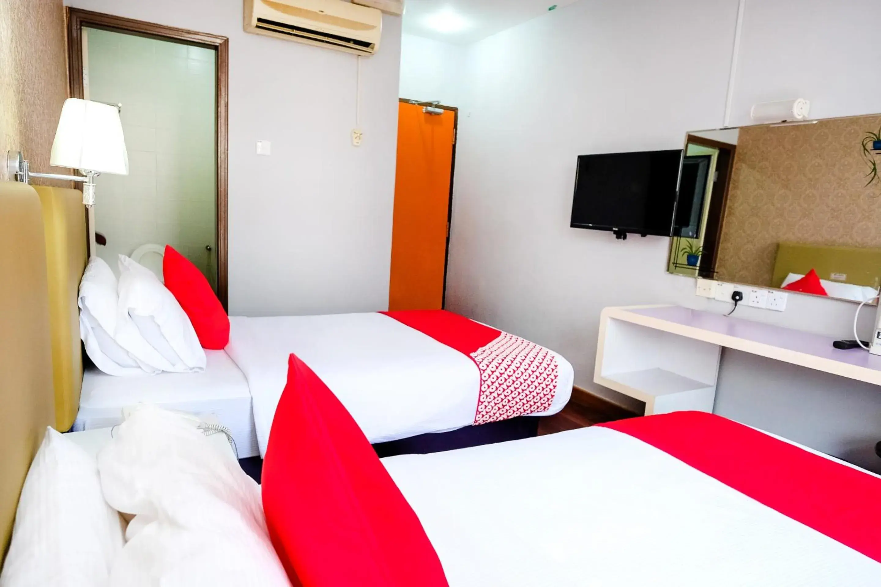 Bedroom, Bed in Super OYO 546 Grand City Hotel