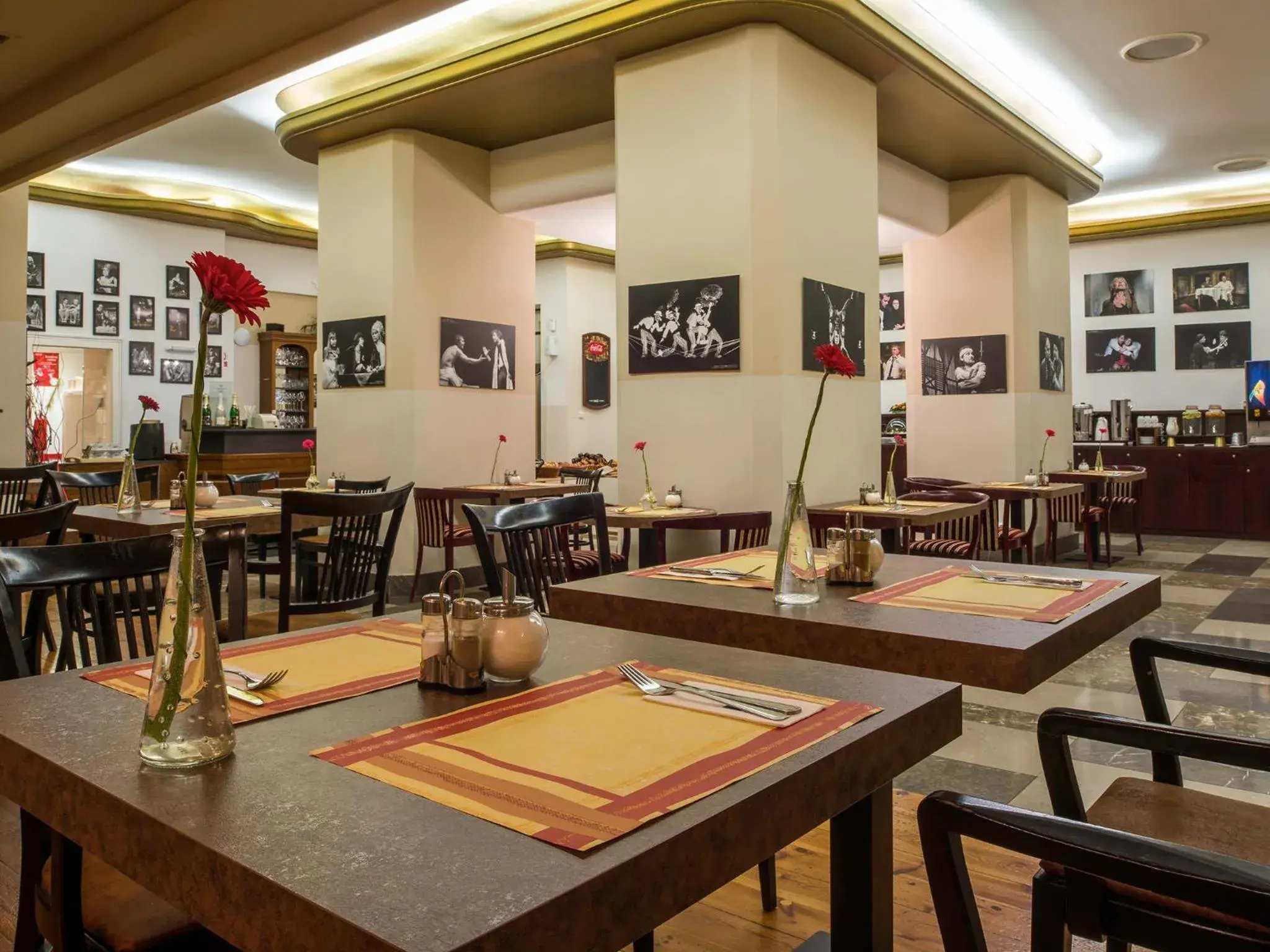 Restaurant/Places to Eat in EA Hotel Rokoko