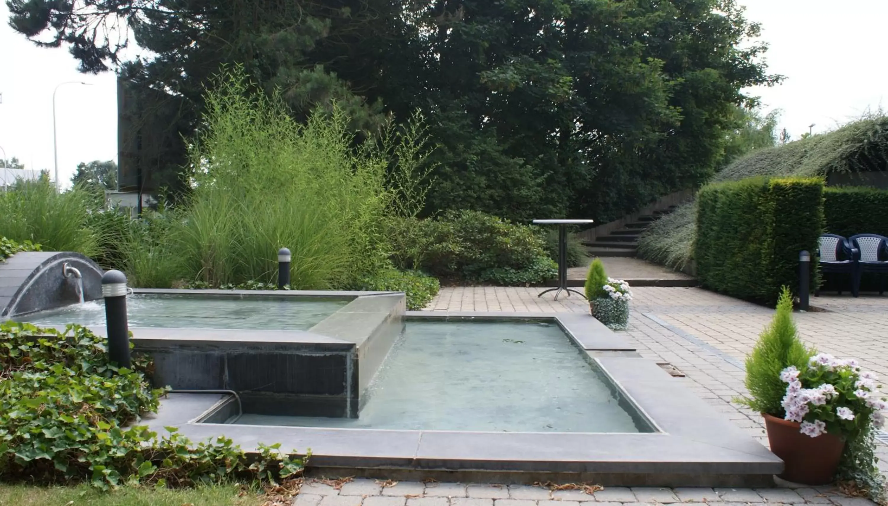 Facade/entrance, Swimming Pool in Hotel Les 3 Cles