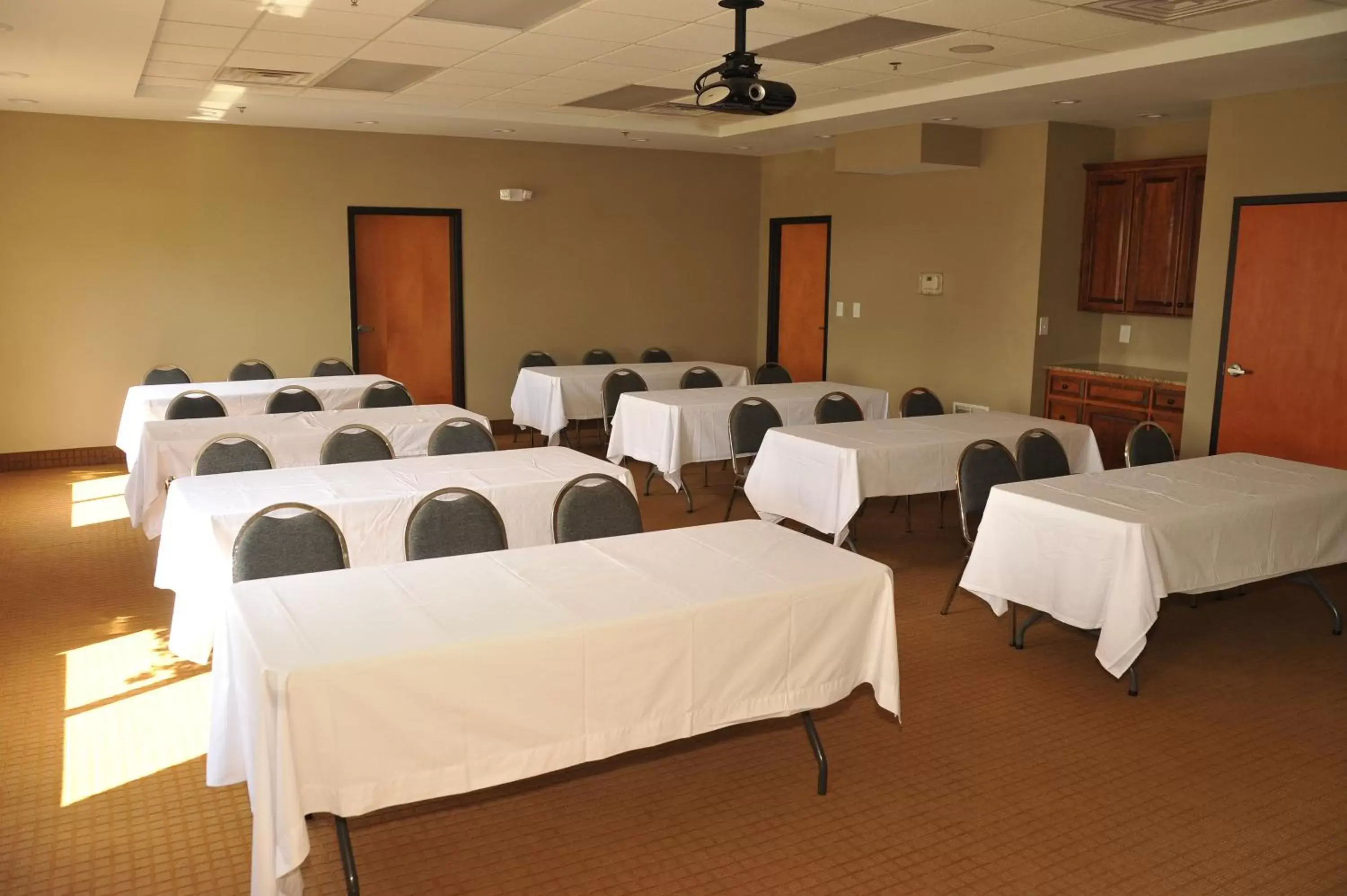 Meeting/conference room in Wingate by Wyndham Bowling Green