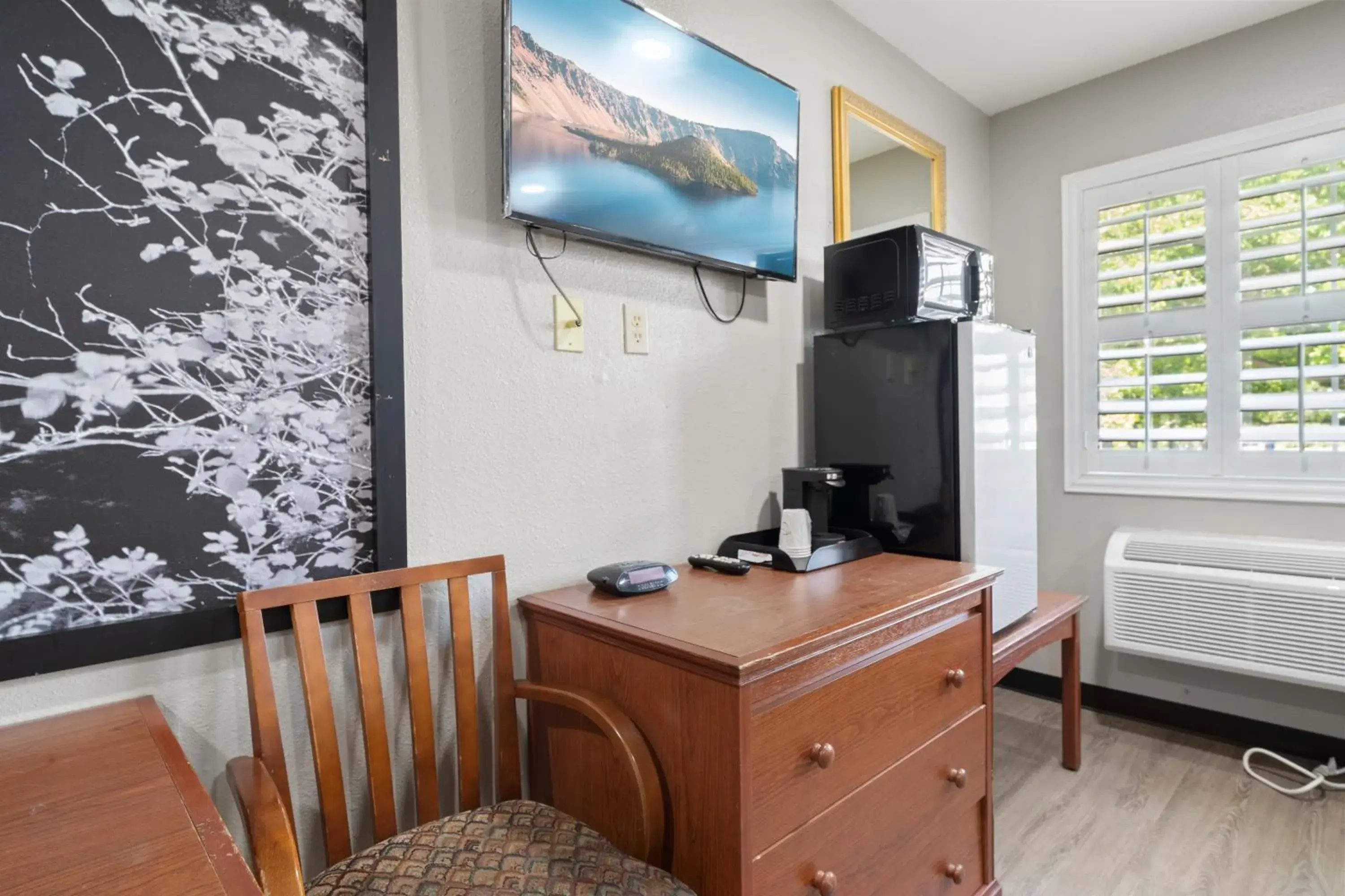 Bedroom, TV/Entertainment Center in Travelers Inn Medford I-5