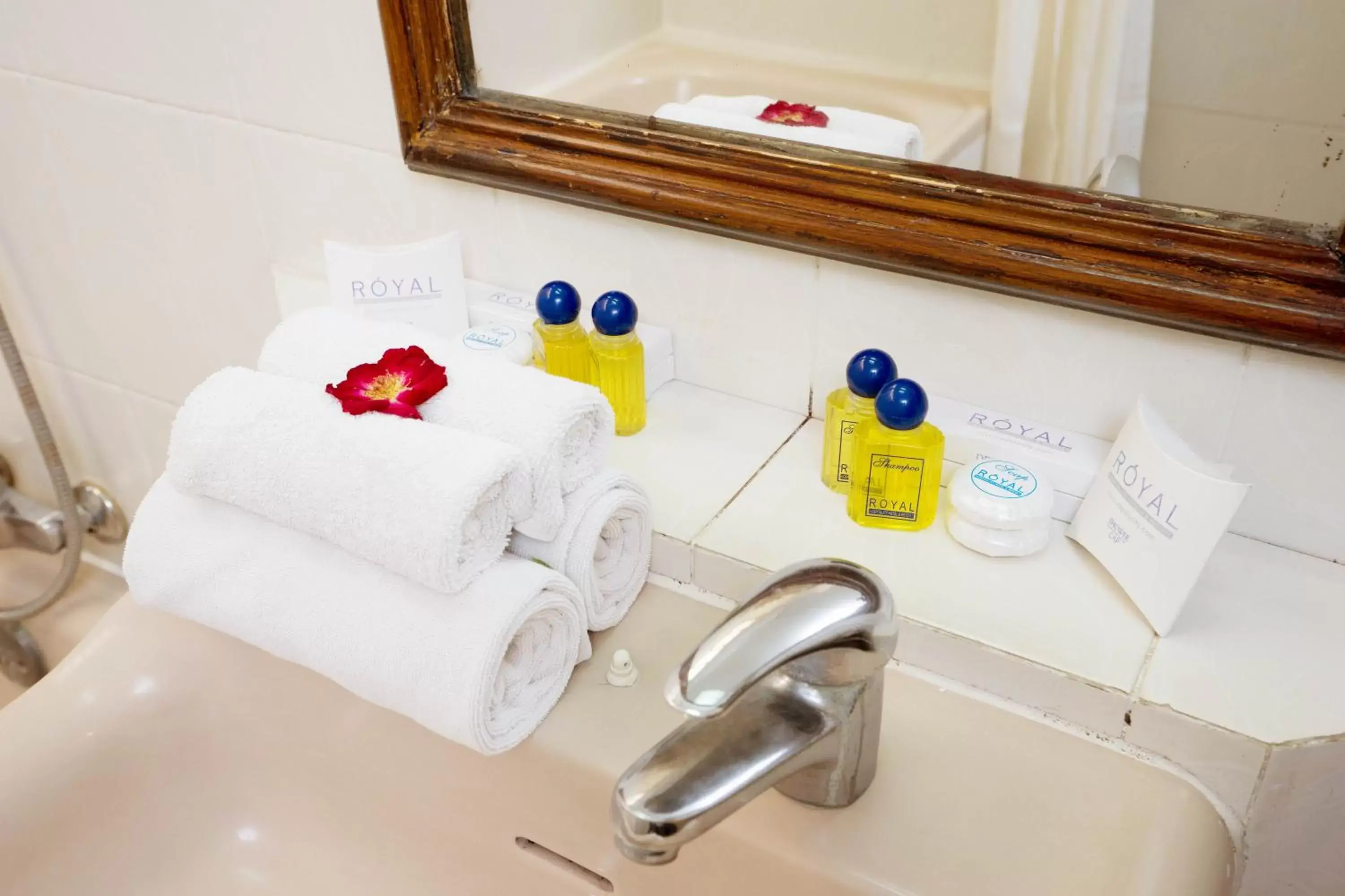 Bathroom in Royal Orchids Garden Hotel & Condominium