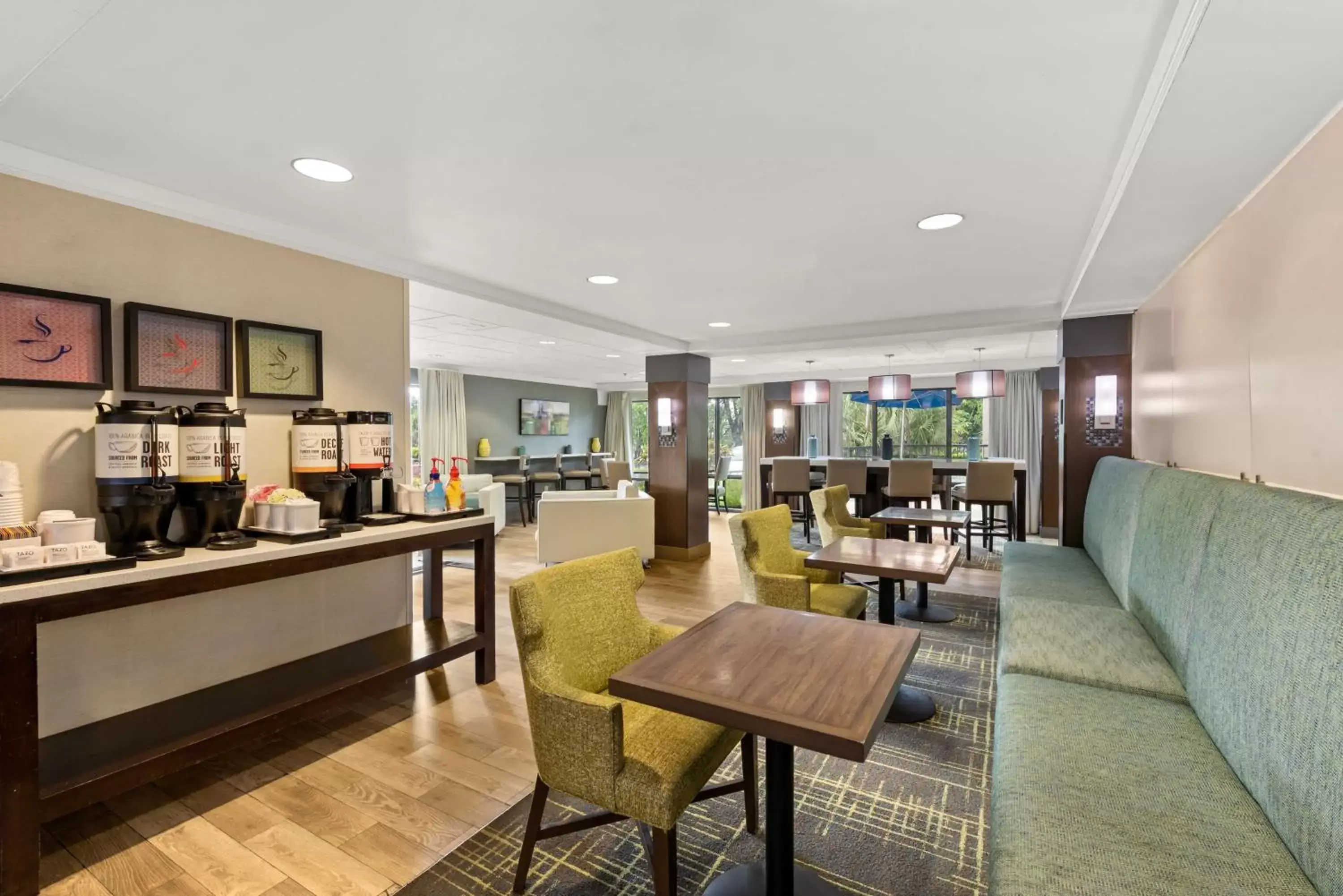 Lobby or reception, Restaurant/Places to Eat in Hampton Inn Miami-Airport West