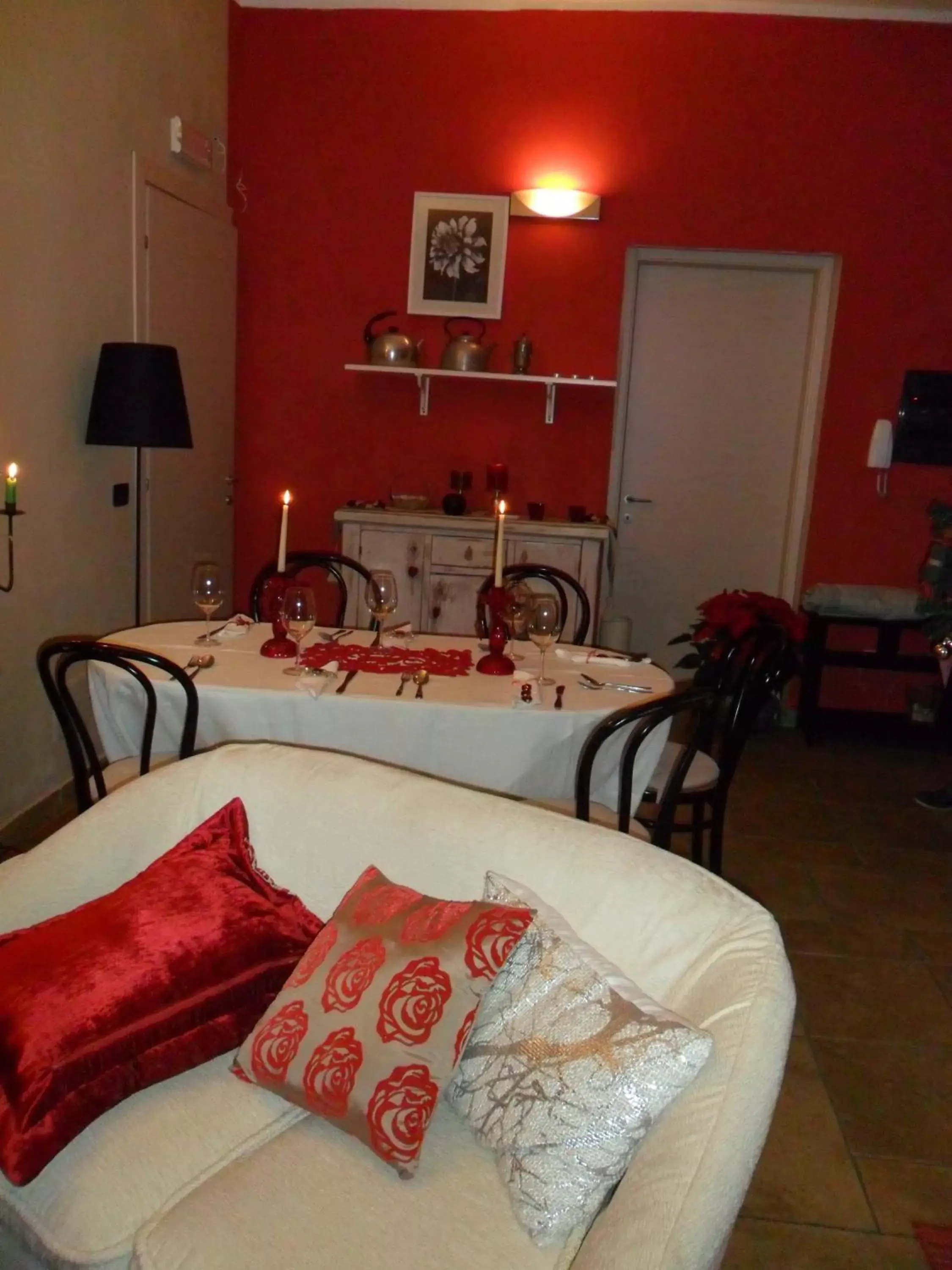 Communal lounge/ TV room, Bed in Il Giardino Di Emilio
