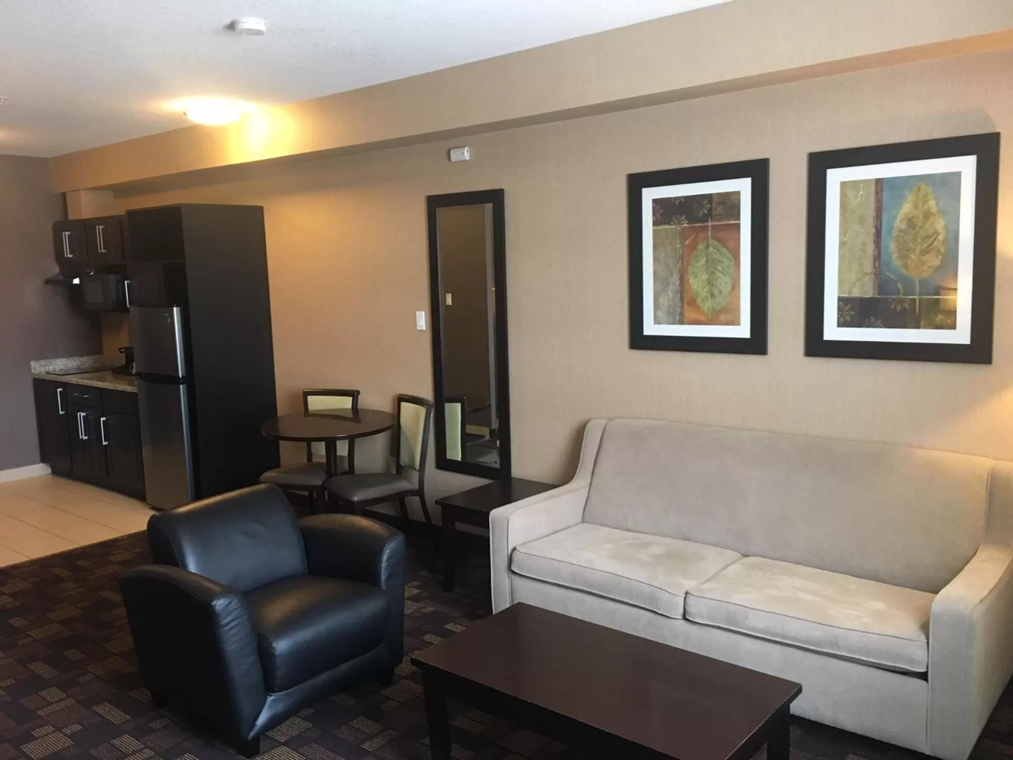 Living room in Best Western PLUS Fox Creek