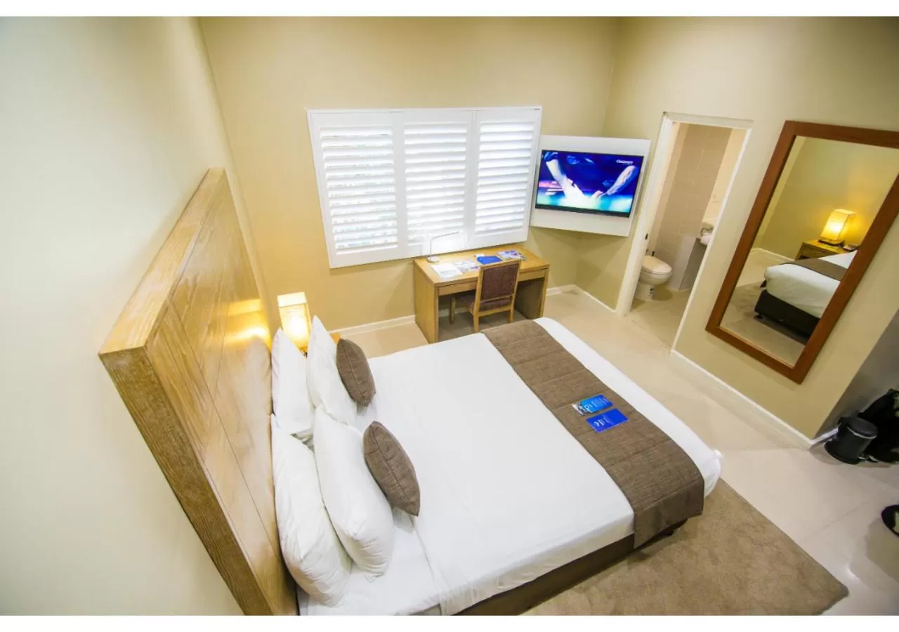 Deluxe Queen Room in Gateway Hotel