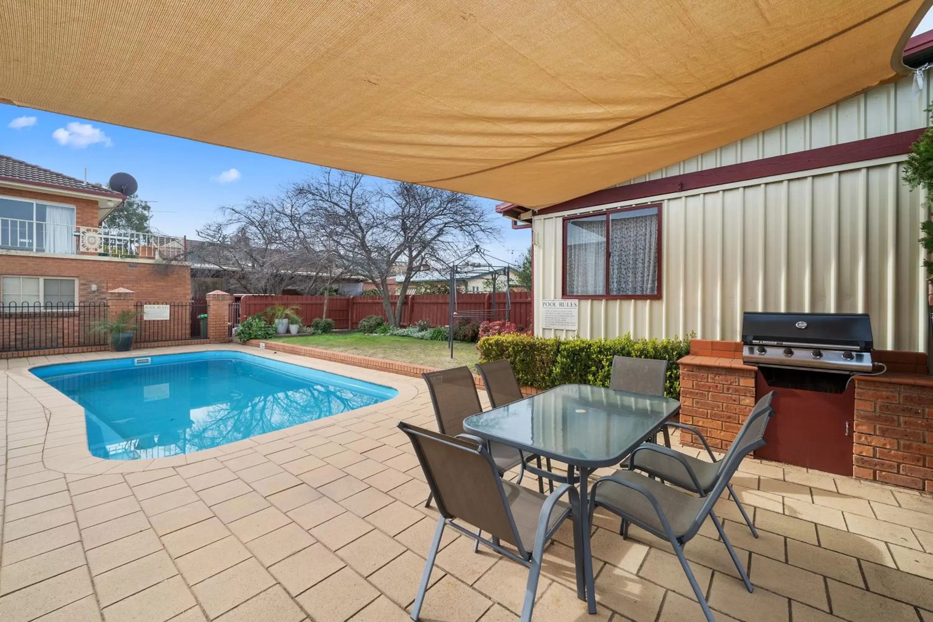 BBQ facilities, Swimming Pool in Comfort Inn Heritage Wagga