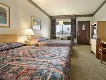 Queen Room with Two Queen Beds - Non-Smoking in Travelodge by Wyndham Commerce Los Angeles Area