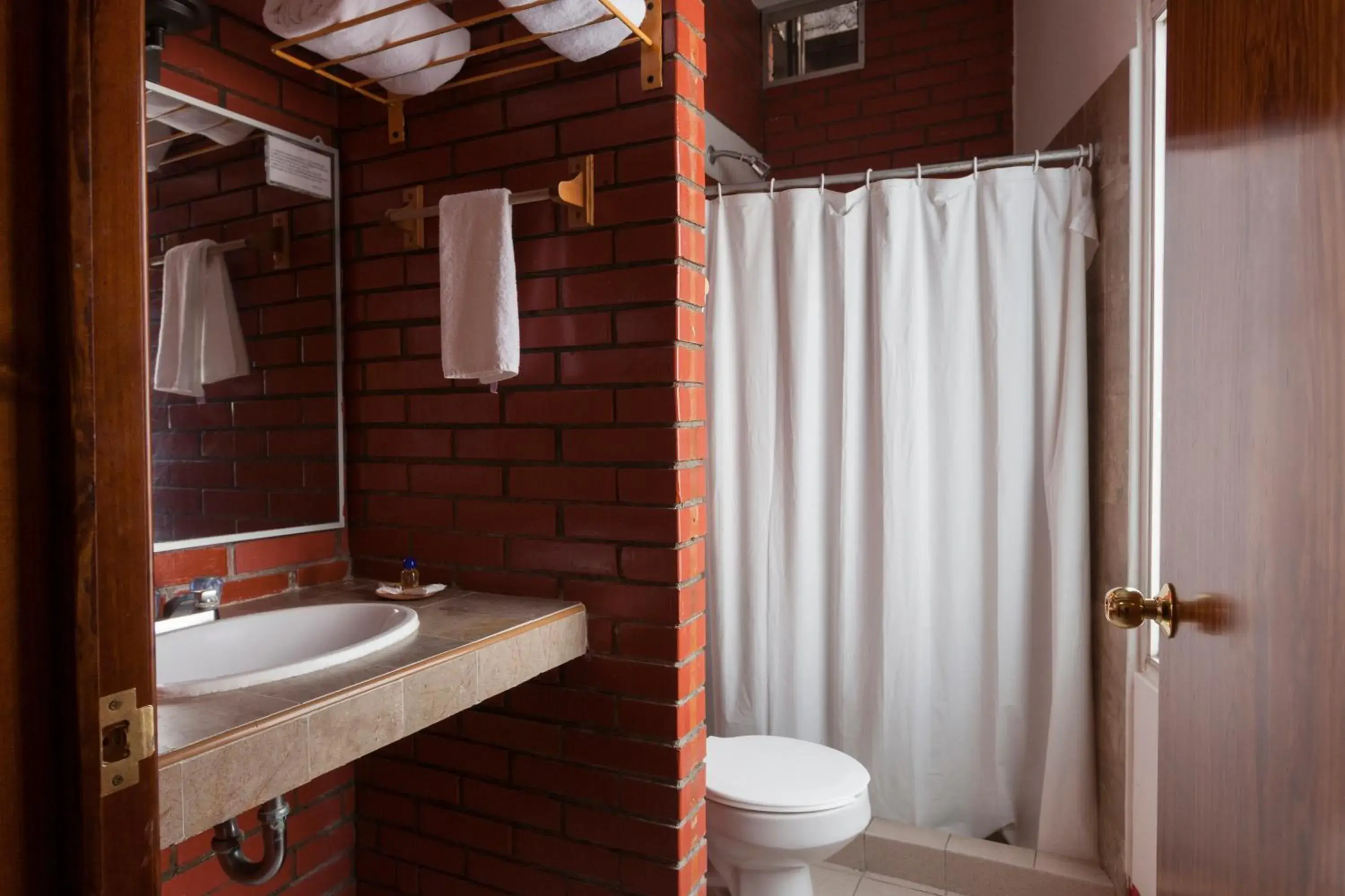 Shower, Bathroom in Hotel Posada el Cid