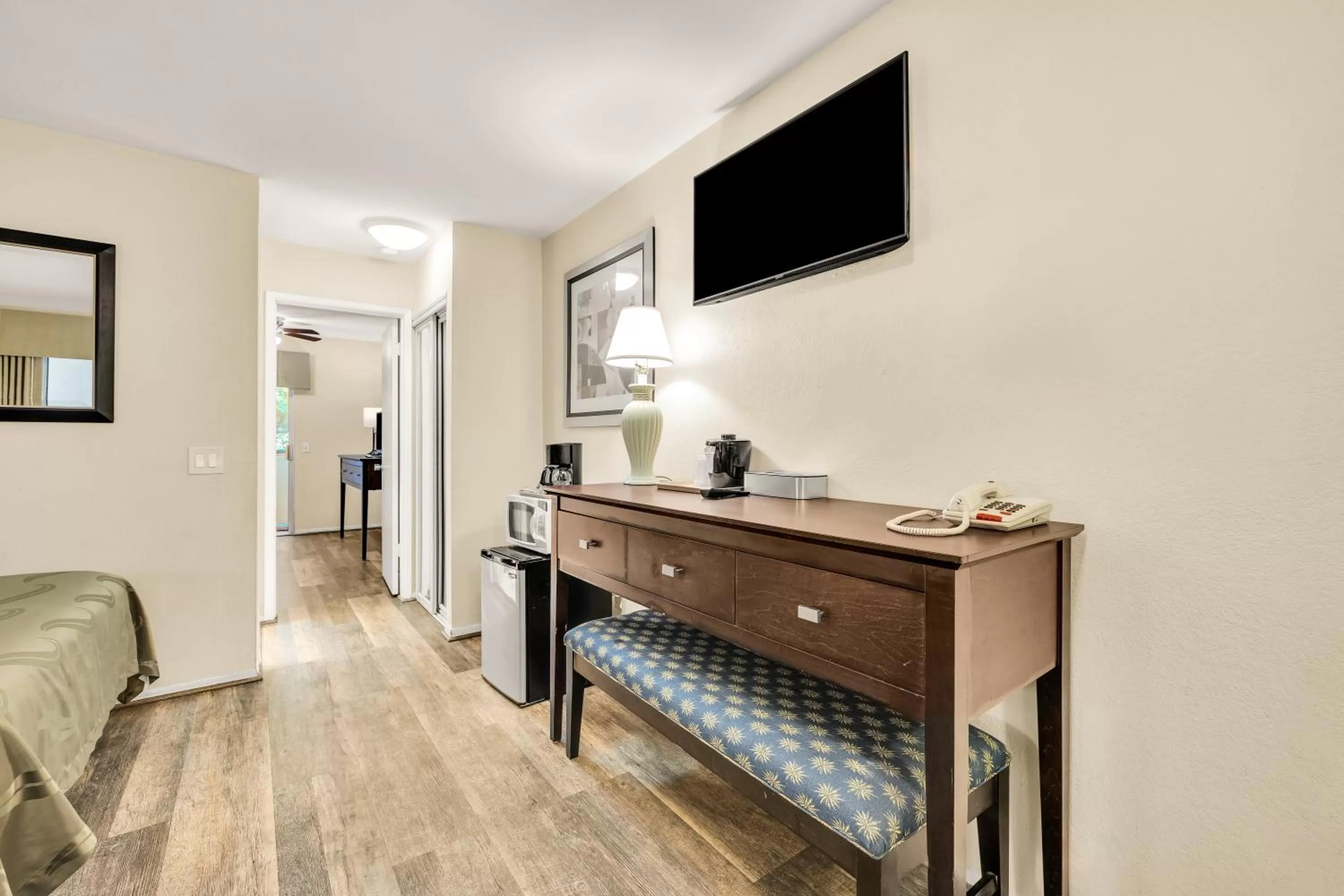 TV/Entertainment Center in Quality Inn Monterey