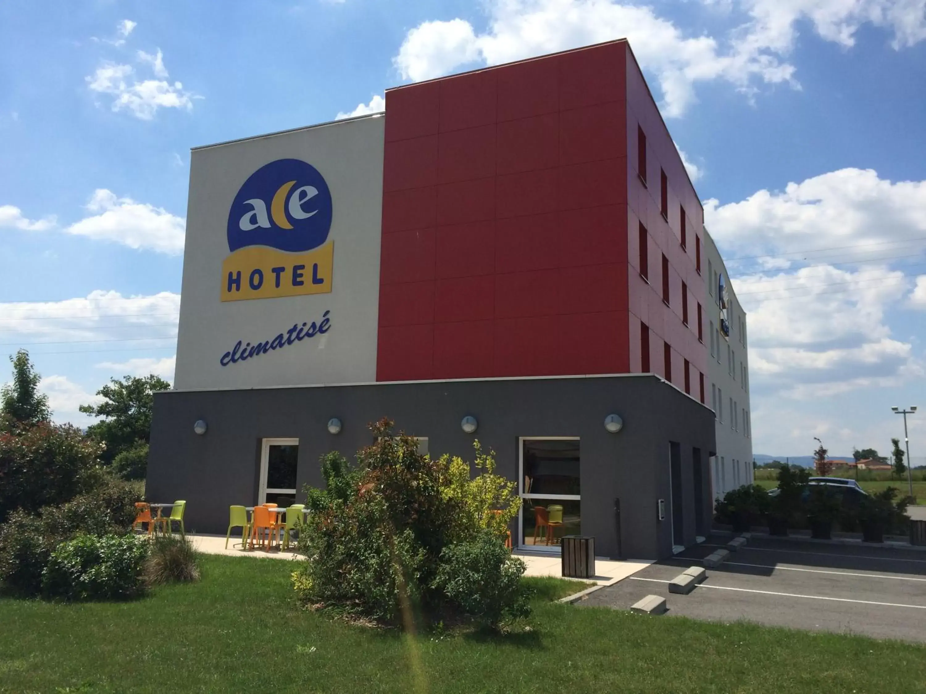 Facade/entrance, Property Building in Ace Hotel Roanne