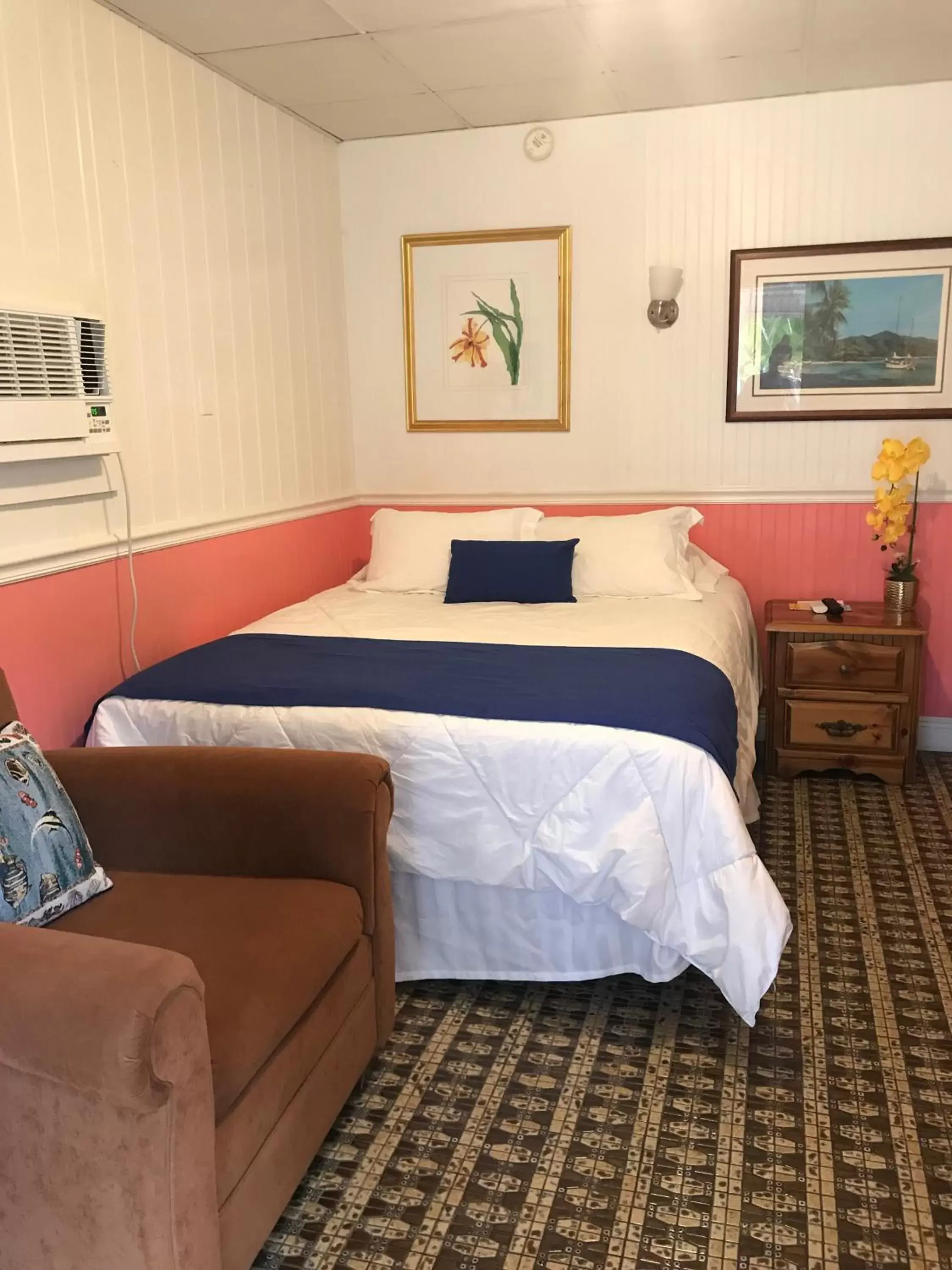 Bed in Sunset Cove Beach Resort
