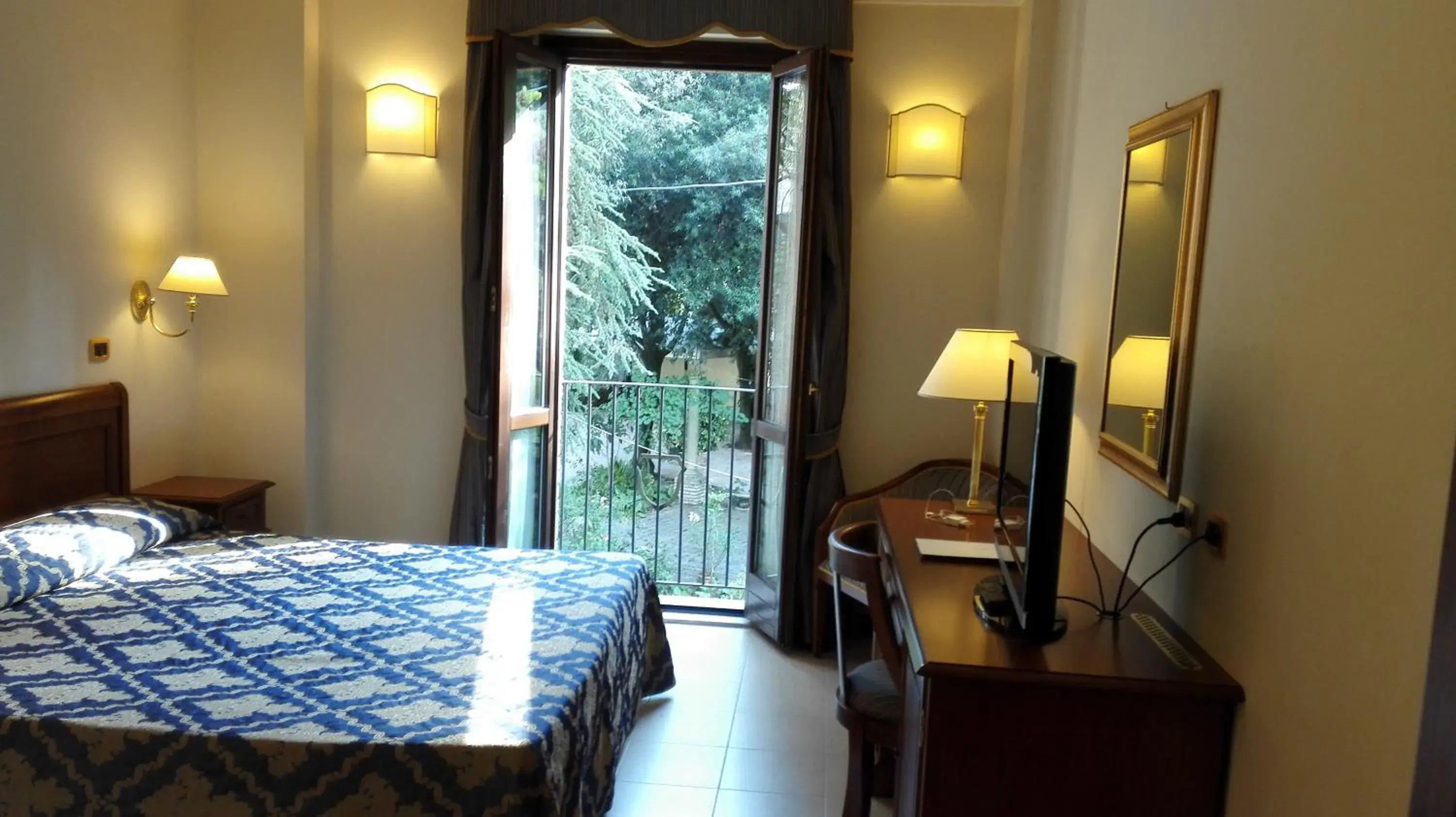 Photo of the whole room, Bed in Villa Cattani Stuart