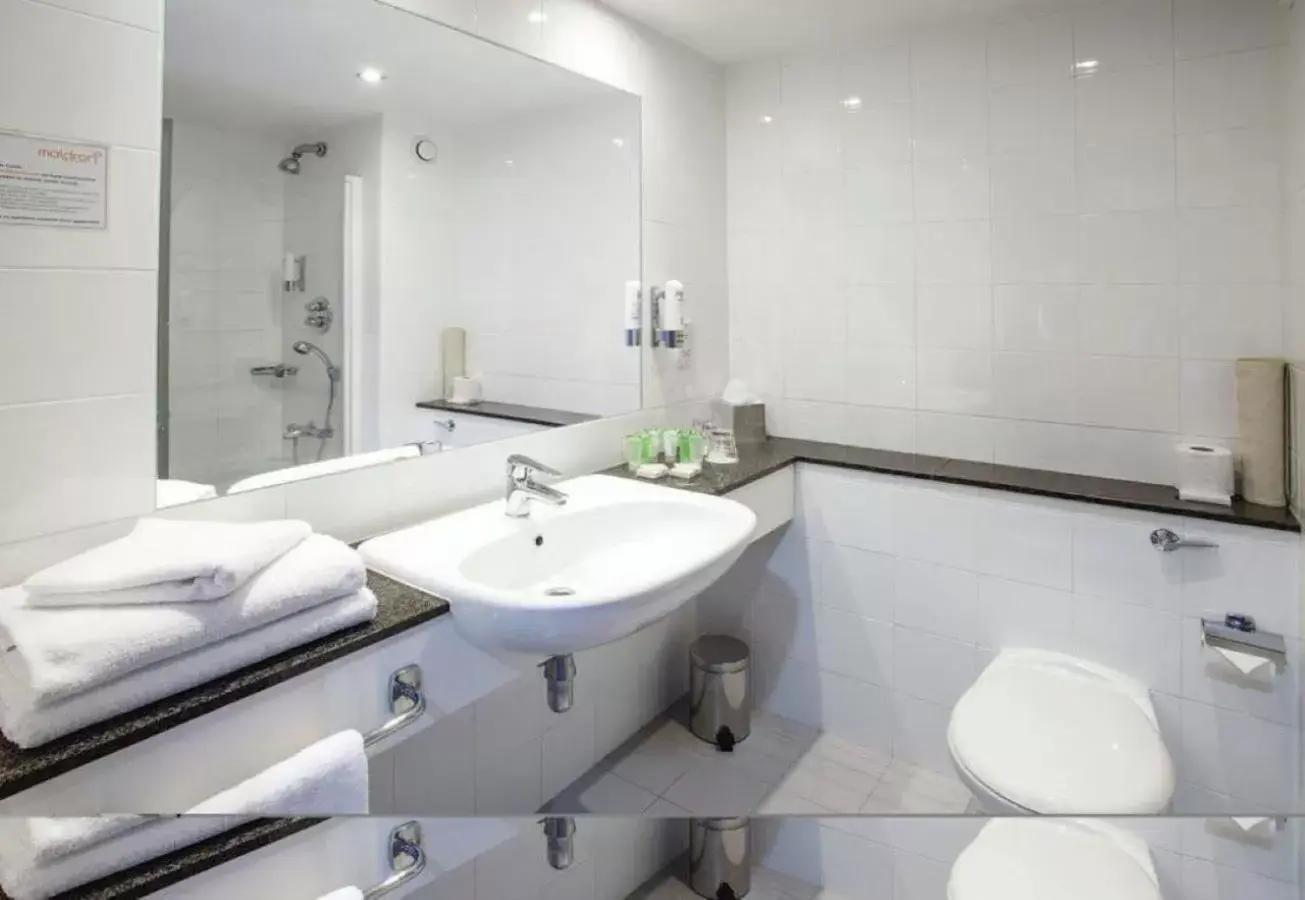 Bathroom in Maldron Hotel Tallaght