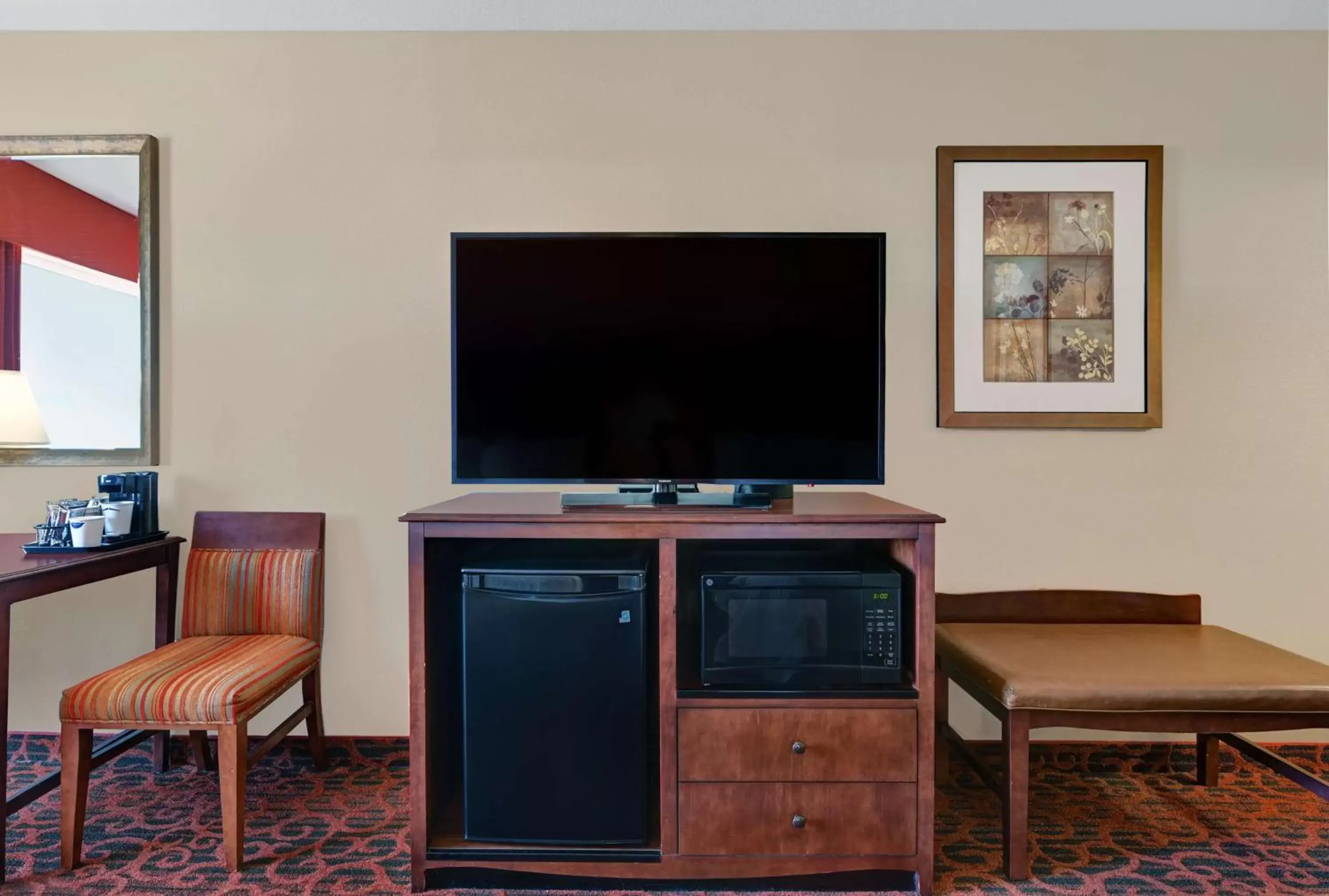 Bedroom, TV/Entertainment Center in Hampton Inn Lordsburg