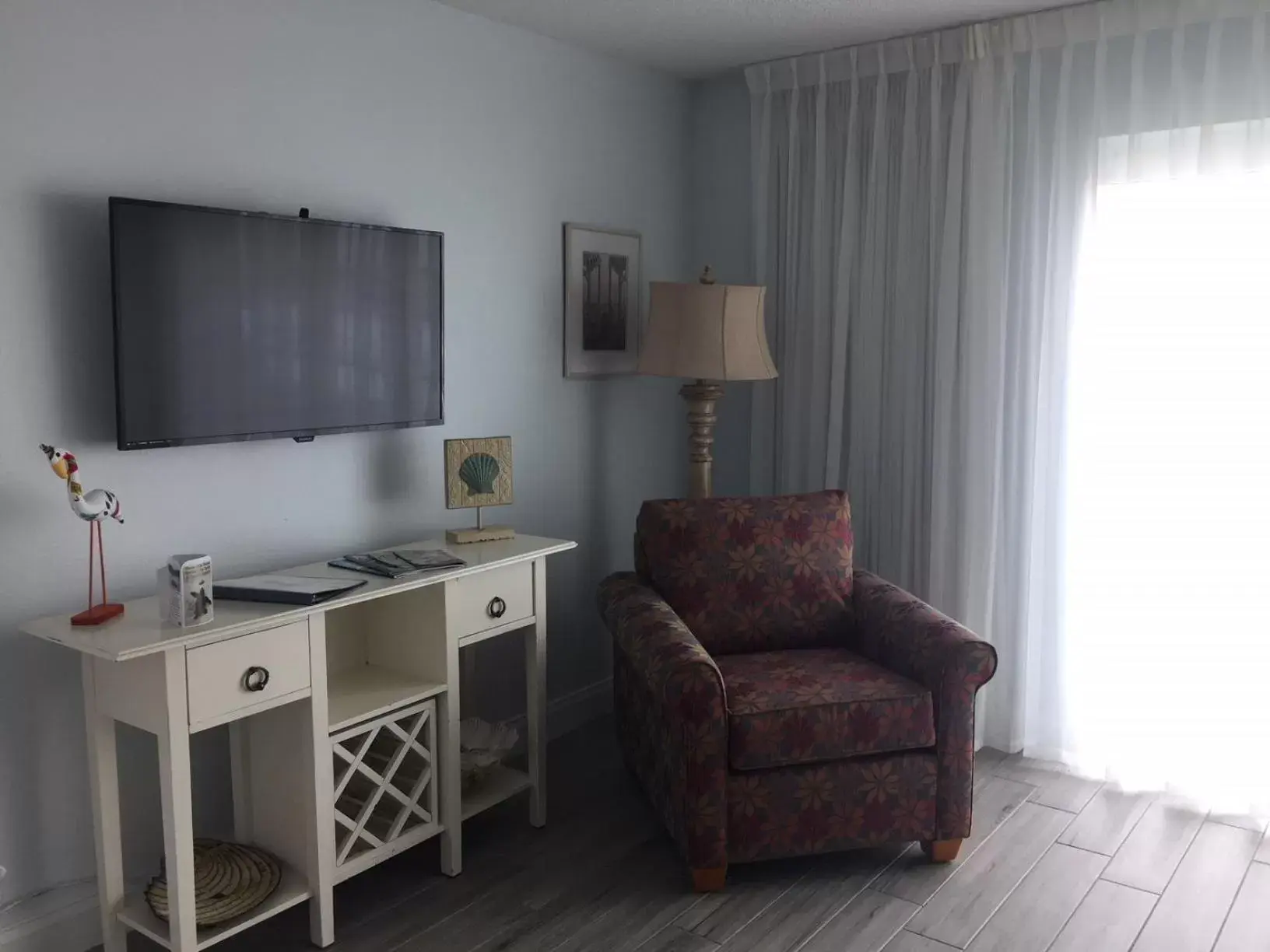 Living room, TV/Entertainment Center in Tuckaway Shores Resort