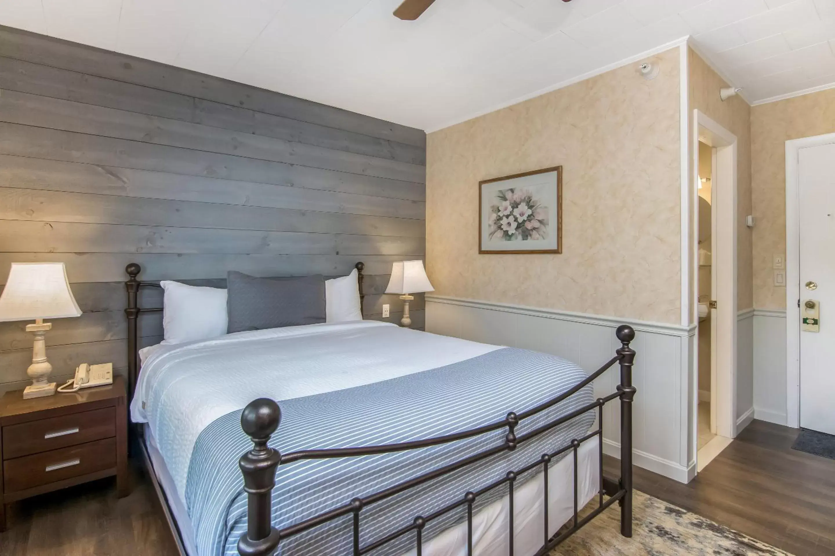 Bed in Grey Fox Inn Bed in Grey Fox Inn