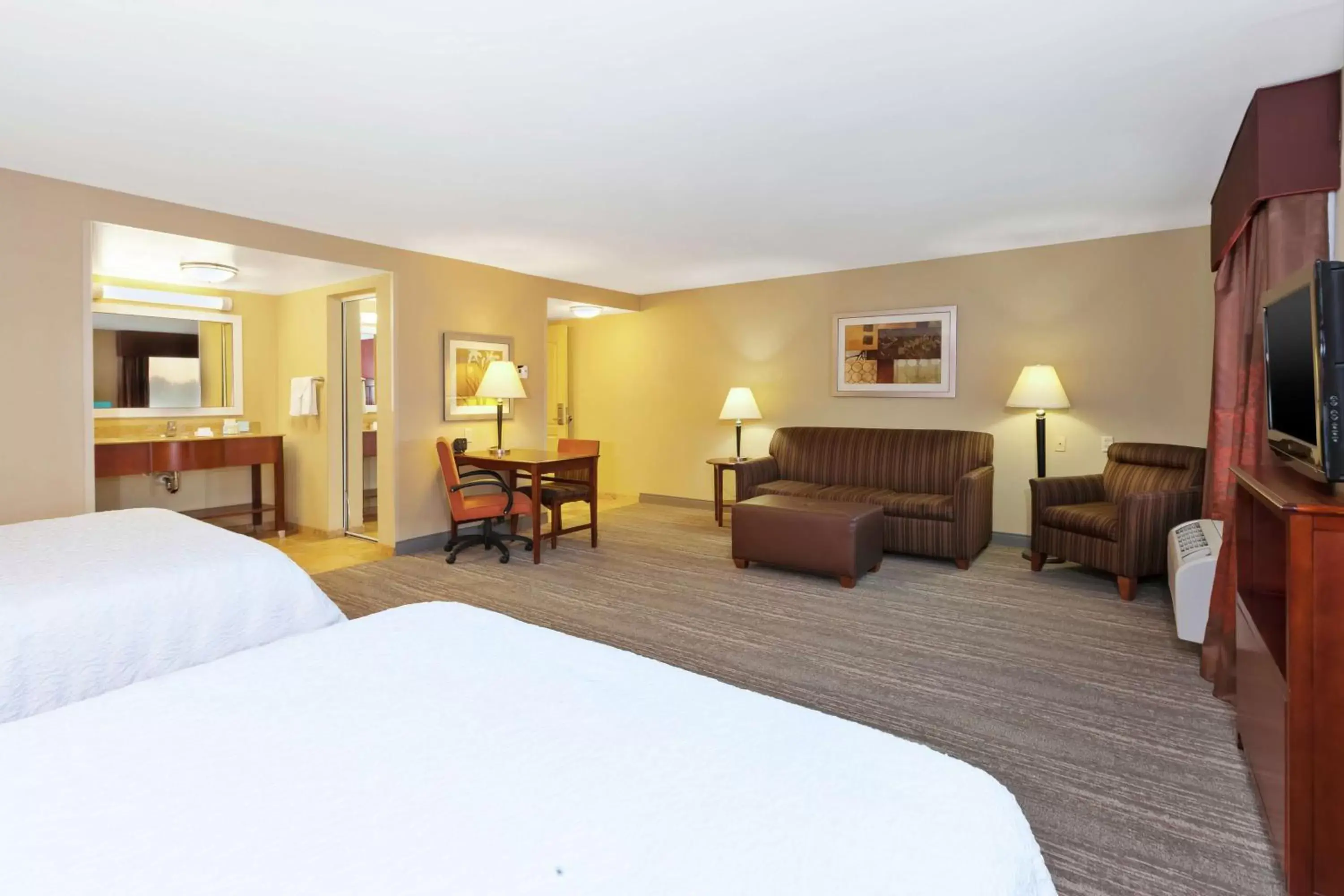 Bedroom, Seating Area in Hampton Inn & Suites Exmore - Eastern Shore