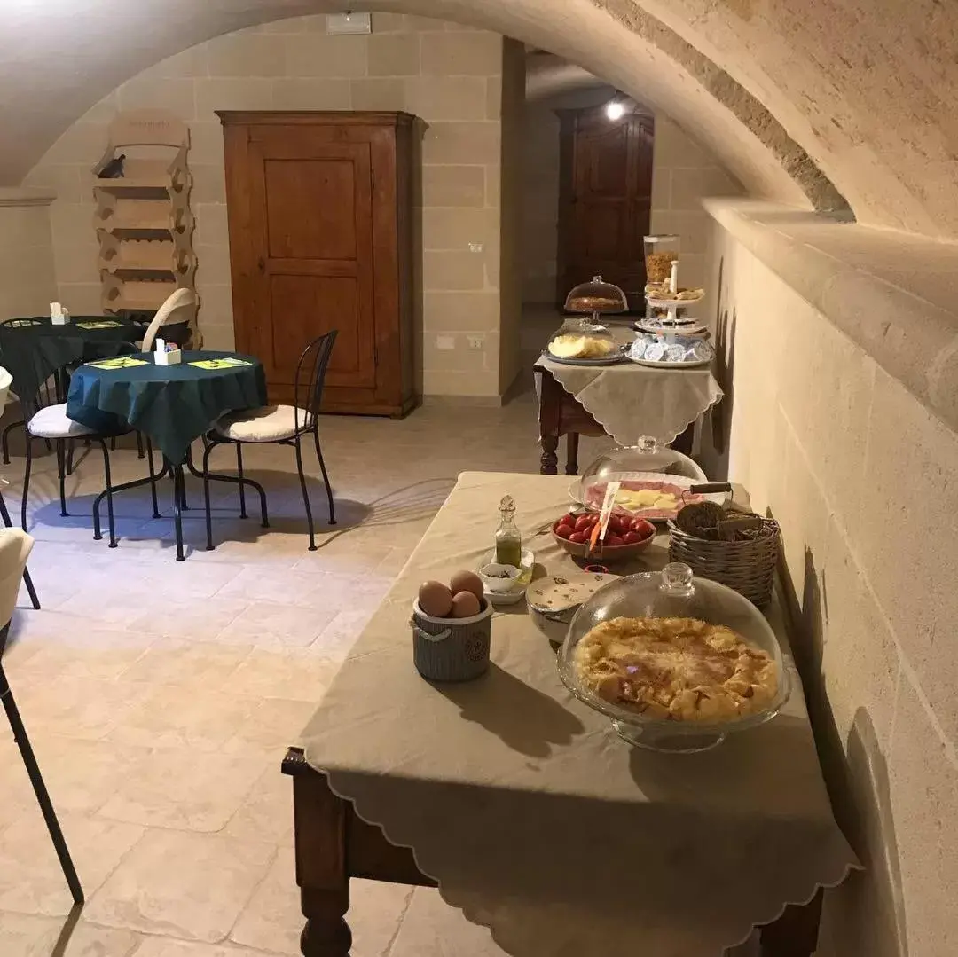 Buffet breakfast, Dining Area in Sine Tempore B&B