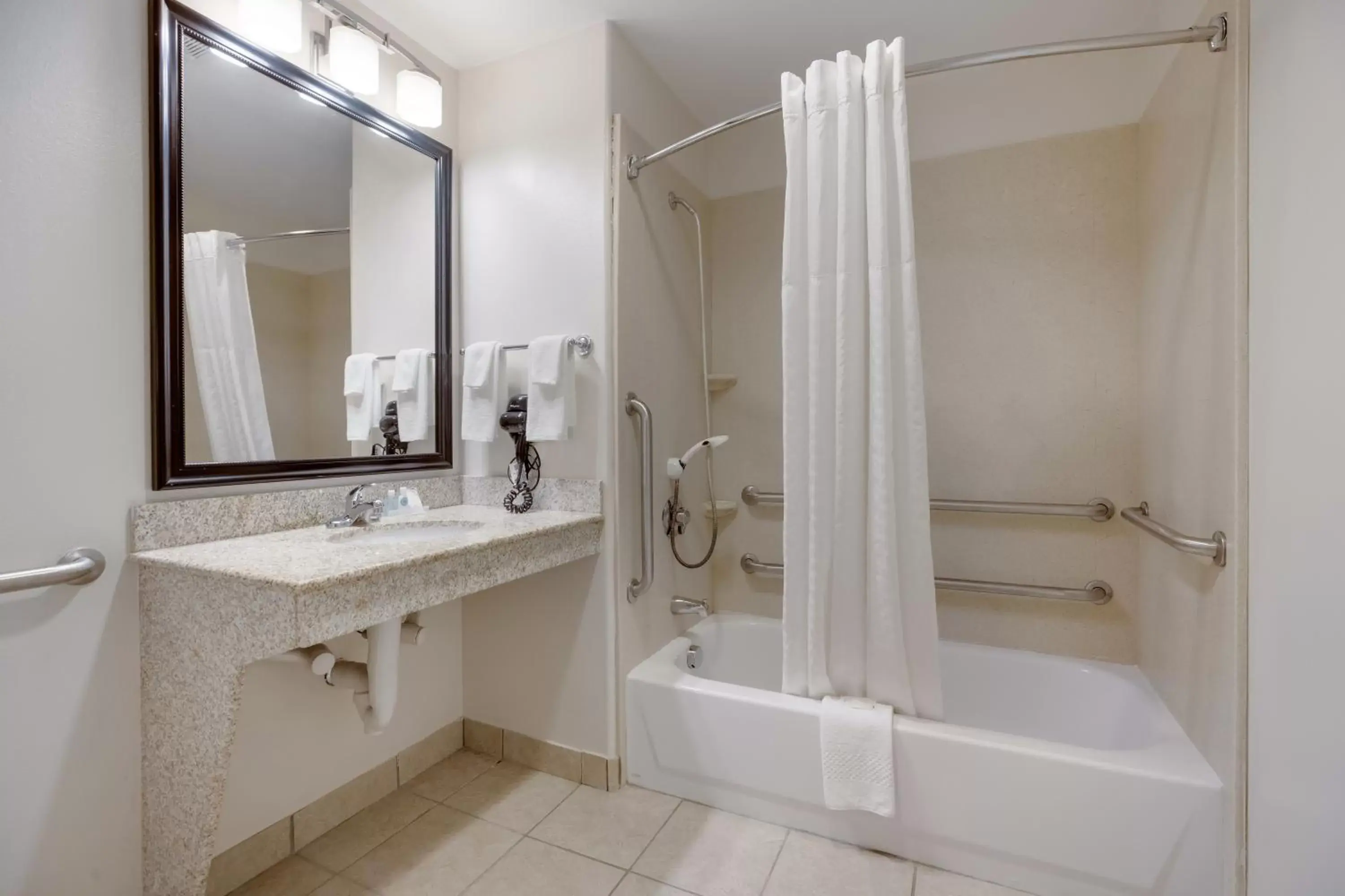 Shower, Bathroom in Suburban Studios Berwick - Morgan City