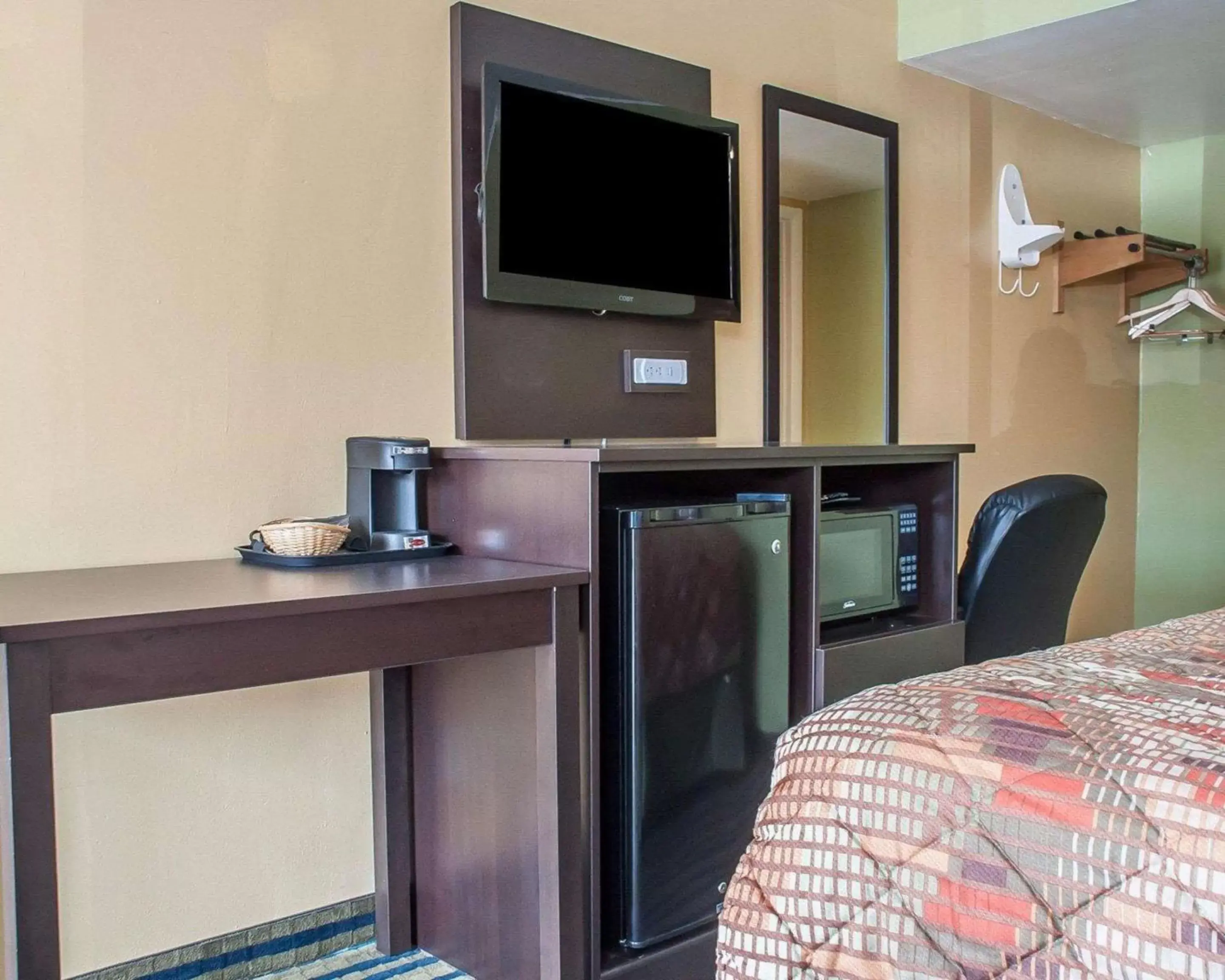 Photo of the whole room, TV/Entertainment Center in Amherst Inn & Suites