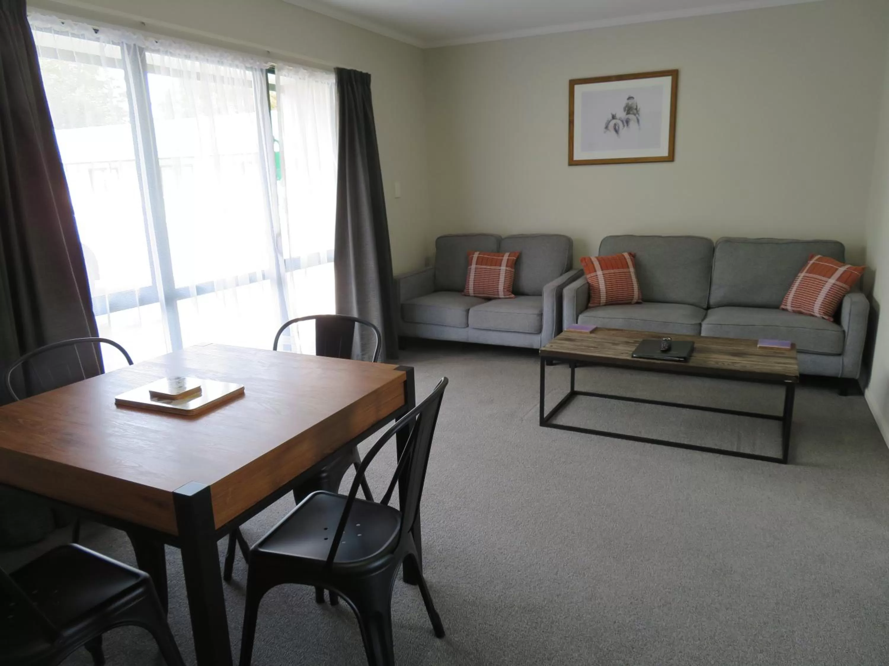 Living room in Commodore Court Motel
