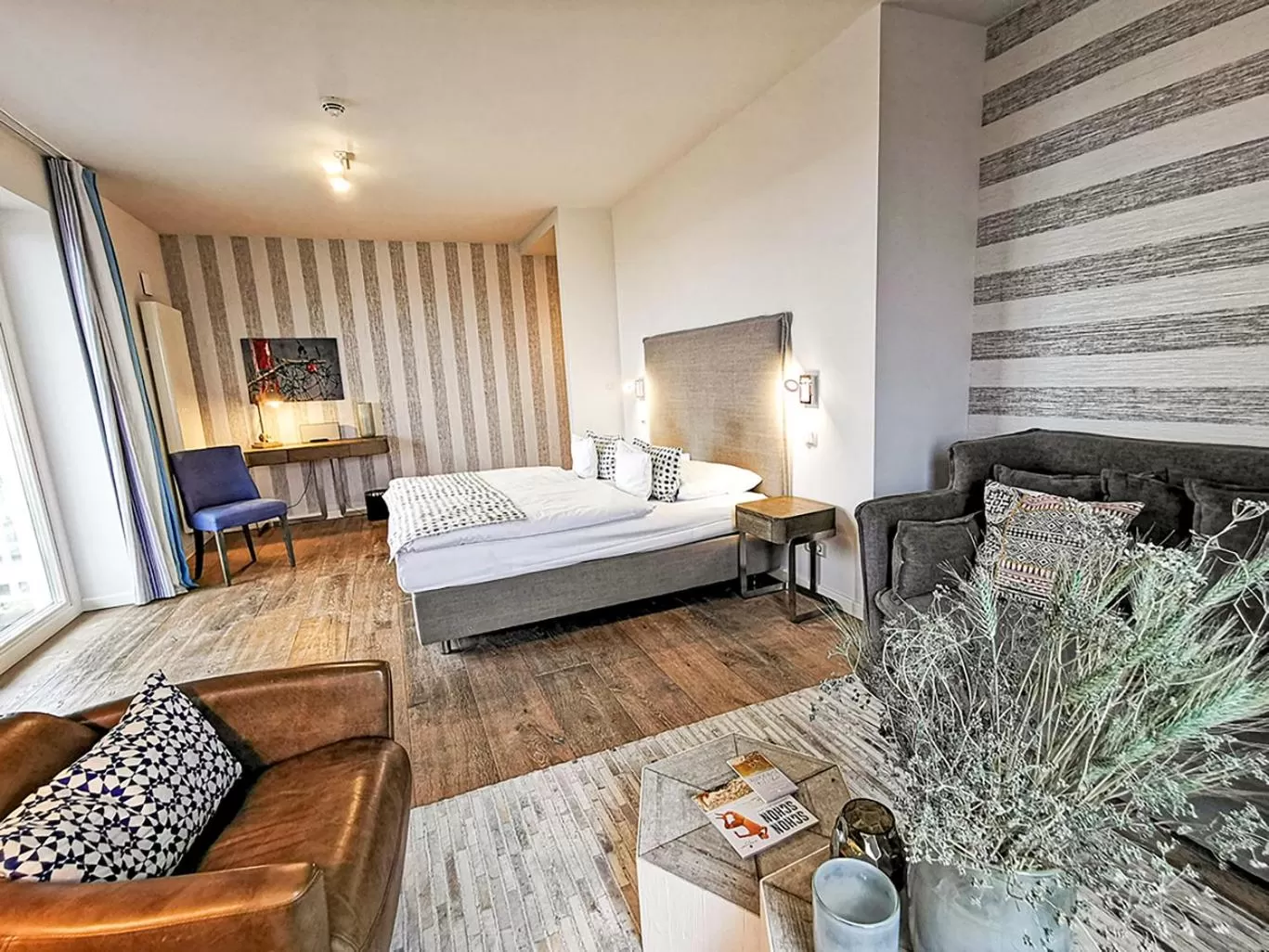 Photo of the whole room, Bed in Easy Living