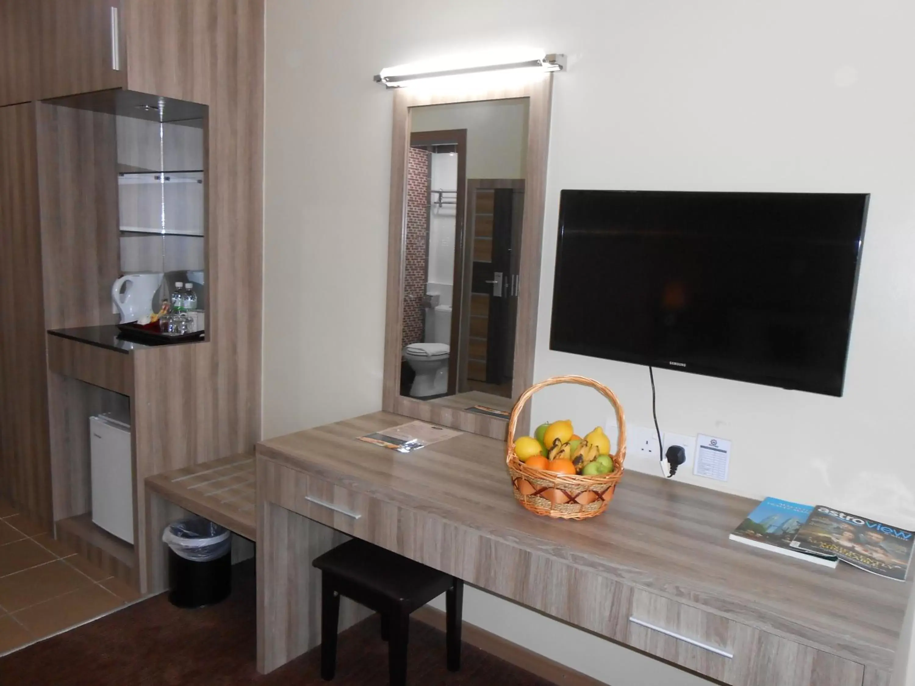 TV and multimedia, TV/Entertainment Center in HIG Hotel