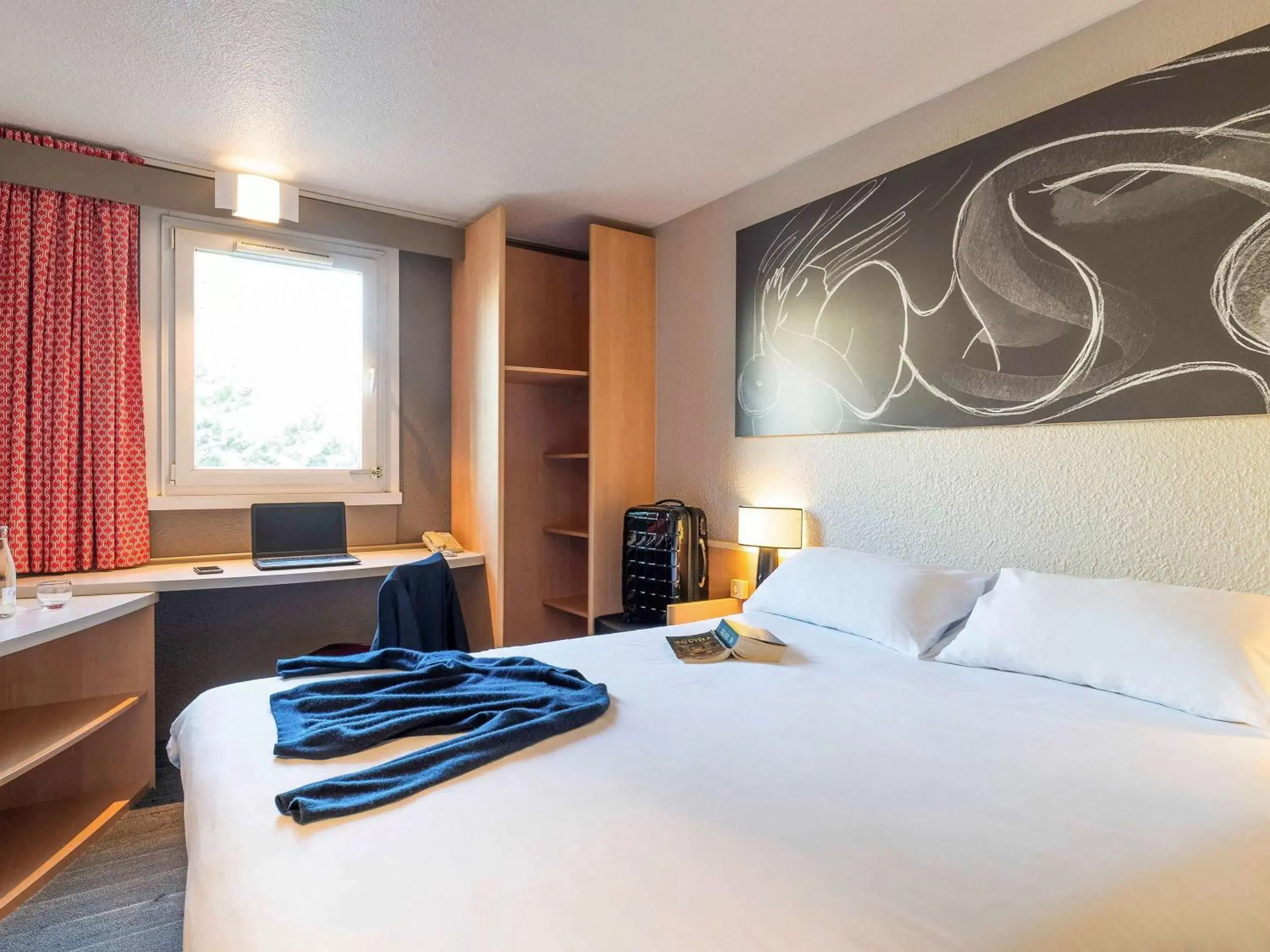 Photo of the whole room, Bed in ibis Lille Villeneuve-d'Ascq Grand Stade