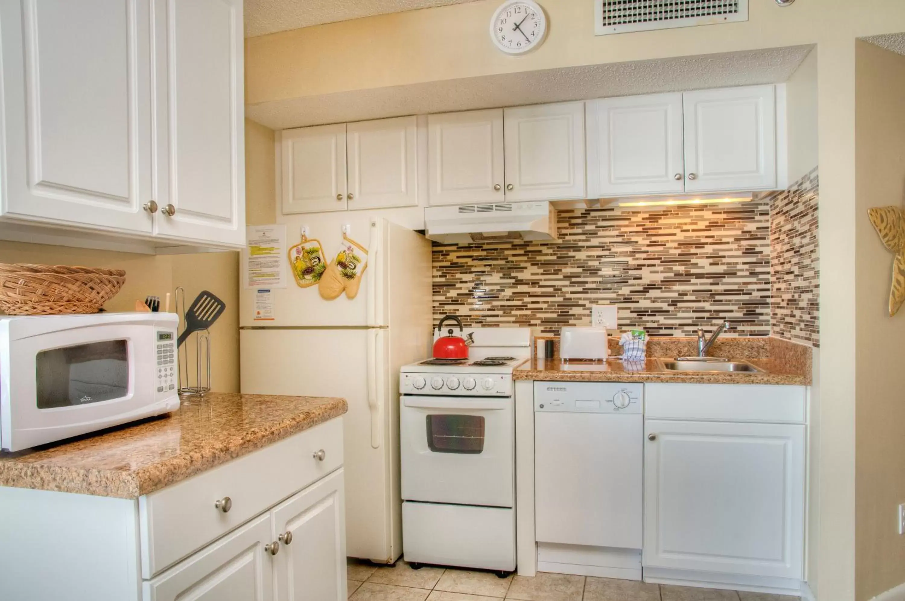 Kitchen or kitchenette, Kitchen/Kitchenette in Ocean Forest Plaza by Palmetto Vacations