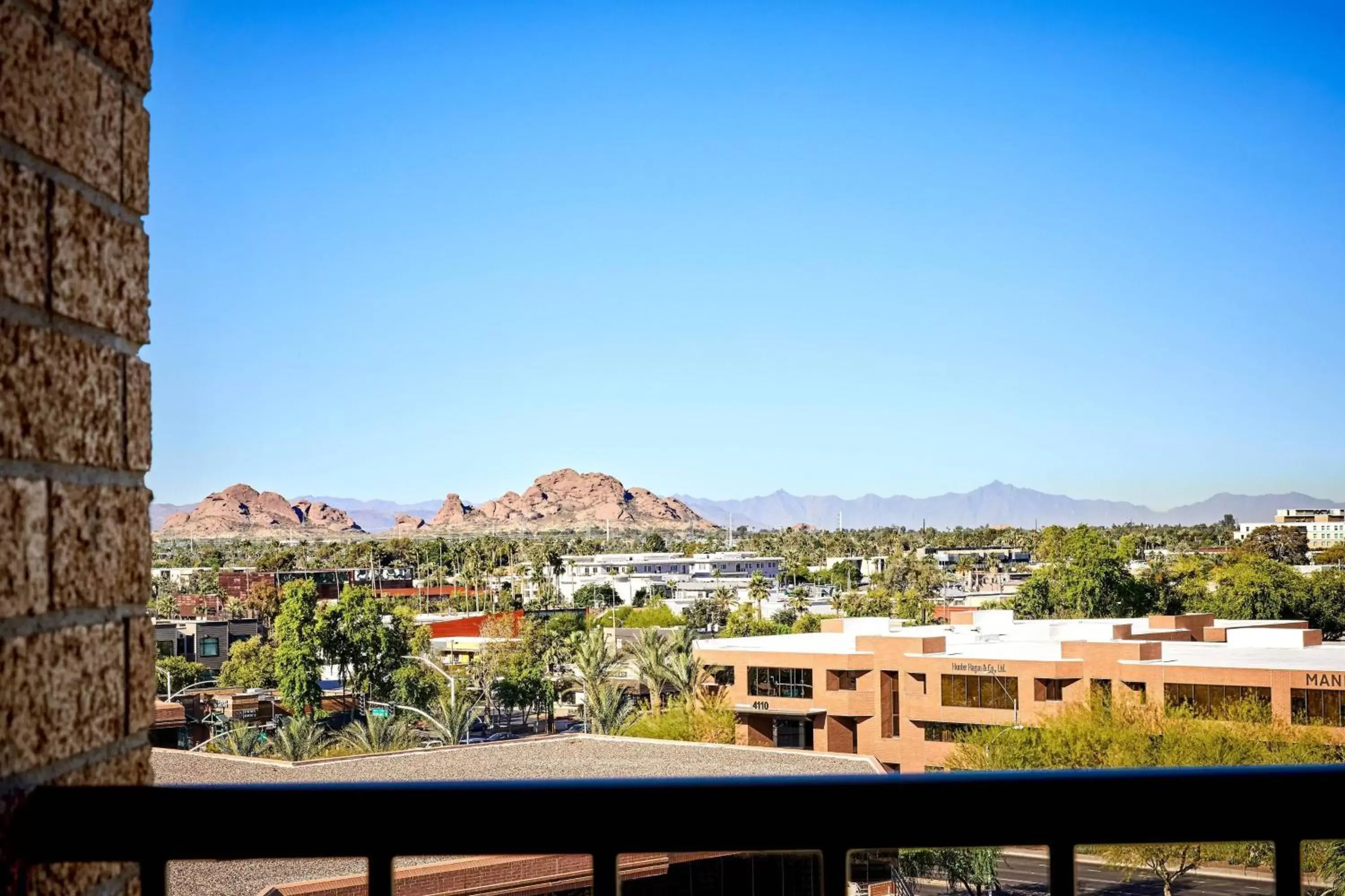 Photo of the whole room, Mountain View in Scottsdale Marriott Old Town